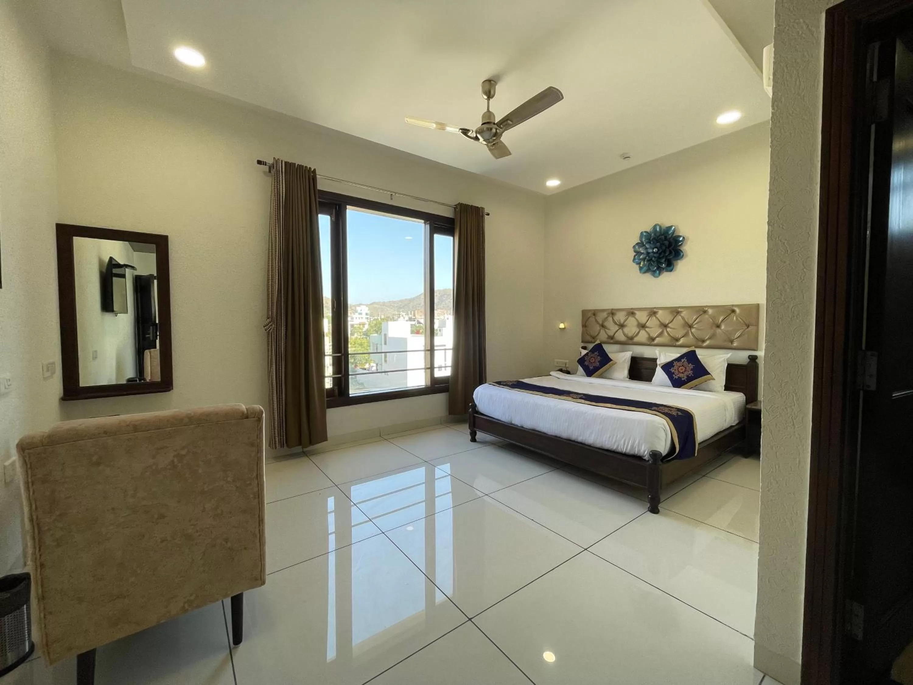 Photo of the whole room, Bed in Clover Inn