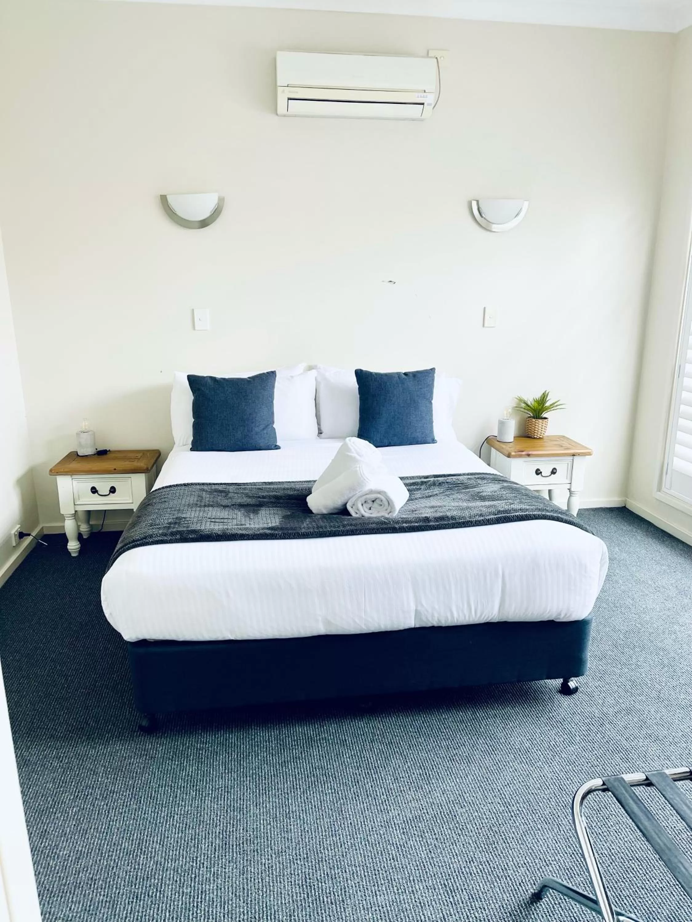 Bedroom, Bed in The Astor Hotel Motel