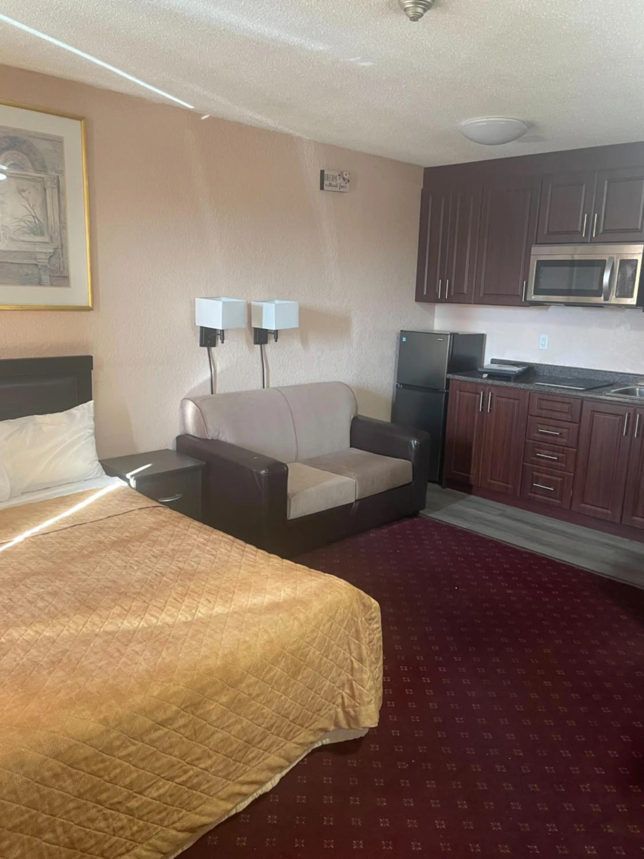 Kitchen or kitchenette, Bed in Niagara Lodge & Suites