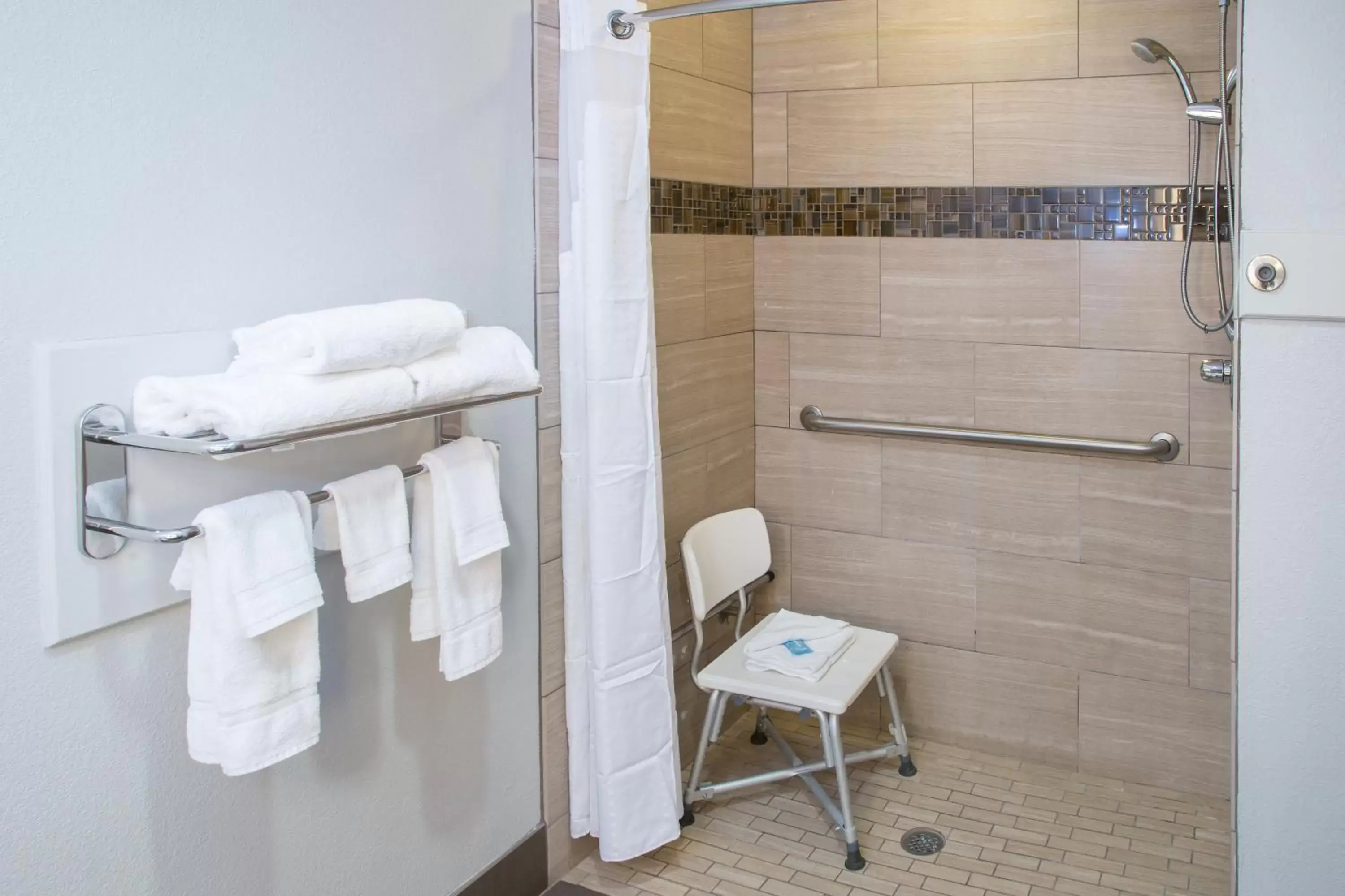 Suite - Mobility Access Tran Shower /Non-Smoking in Holiday Inn Express & Suites - Oxford, an IHG Hotel Suite - Mobility Access Tran Shower /Non-Smoking in Holiday Inn Express & Suites - Oxford, an IHG Hotel