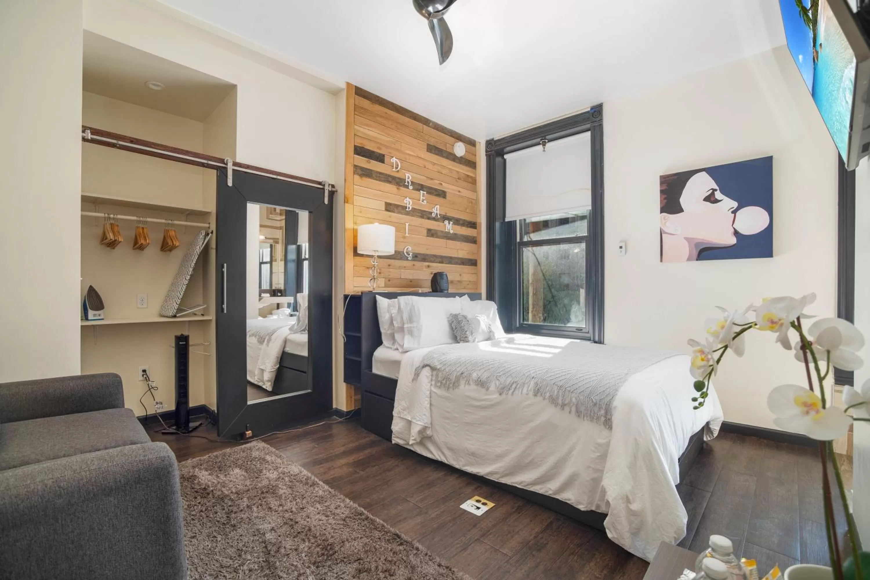 Photo of the whole room, Bed in Good Hotels Downtown Denver