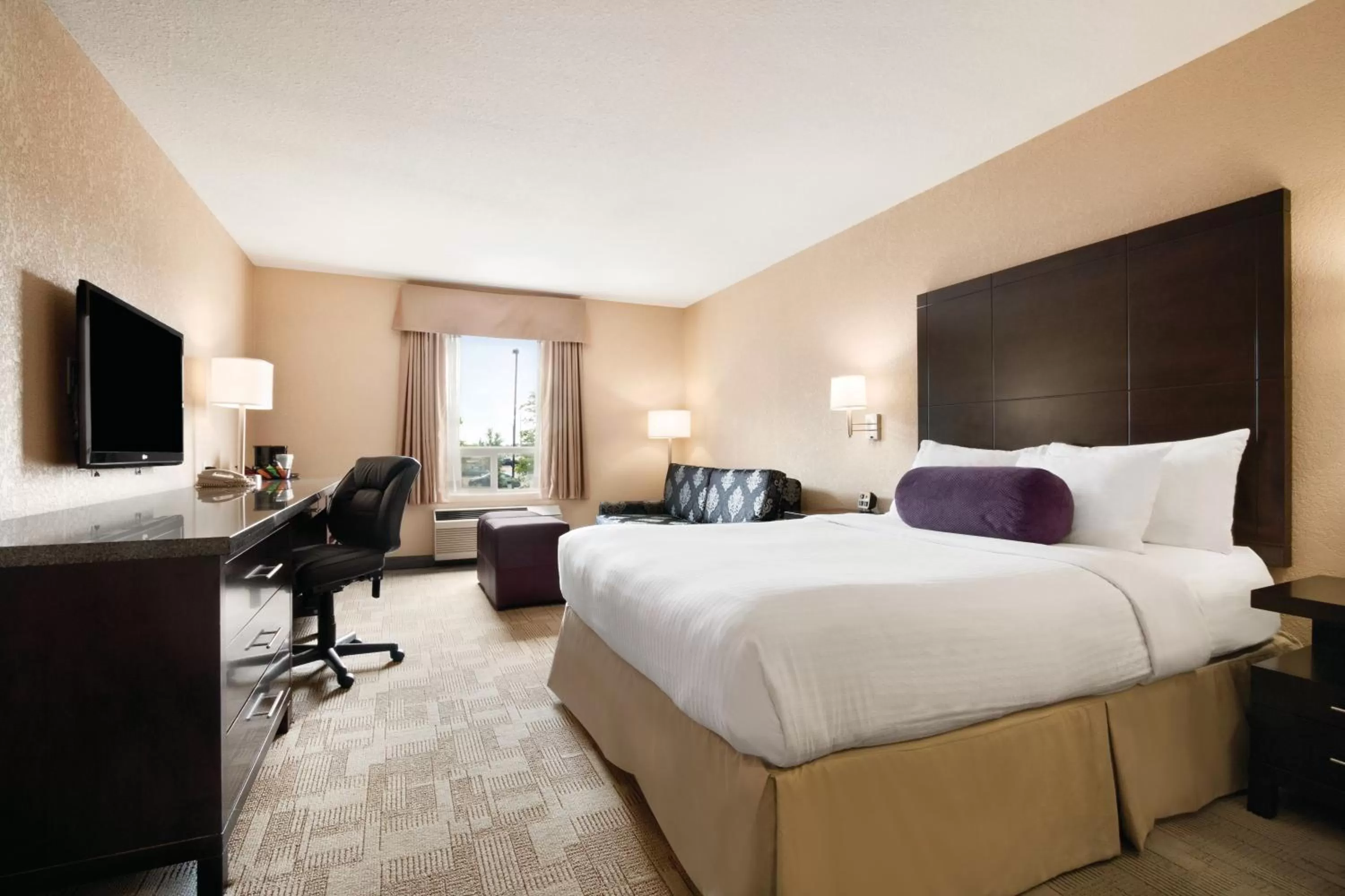 Bedroom, Bed in Days Inn by Wyndham Calgary Airport