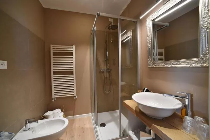 Shower in Lainez Rooms & Suites