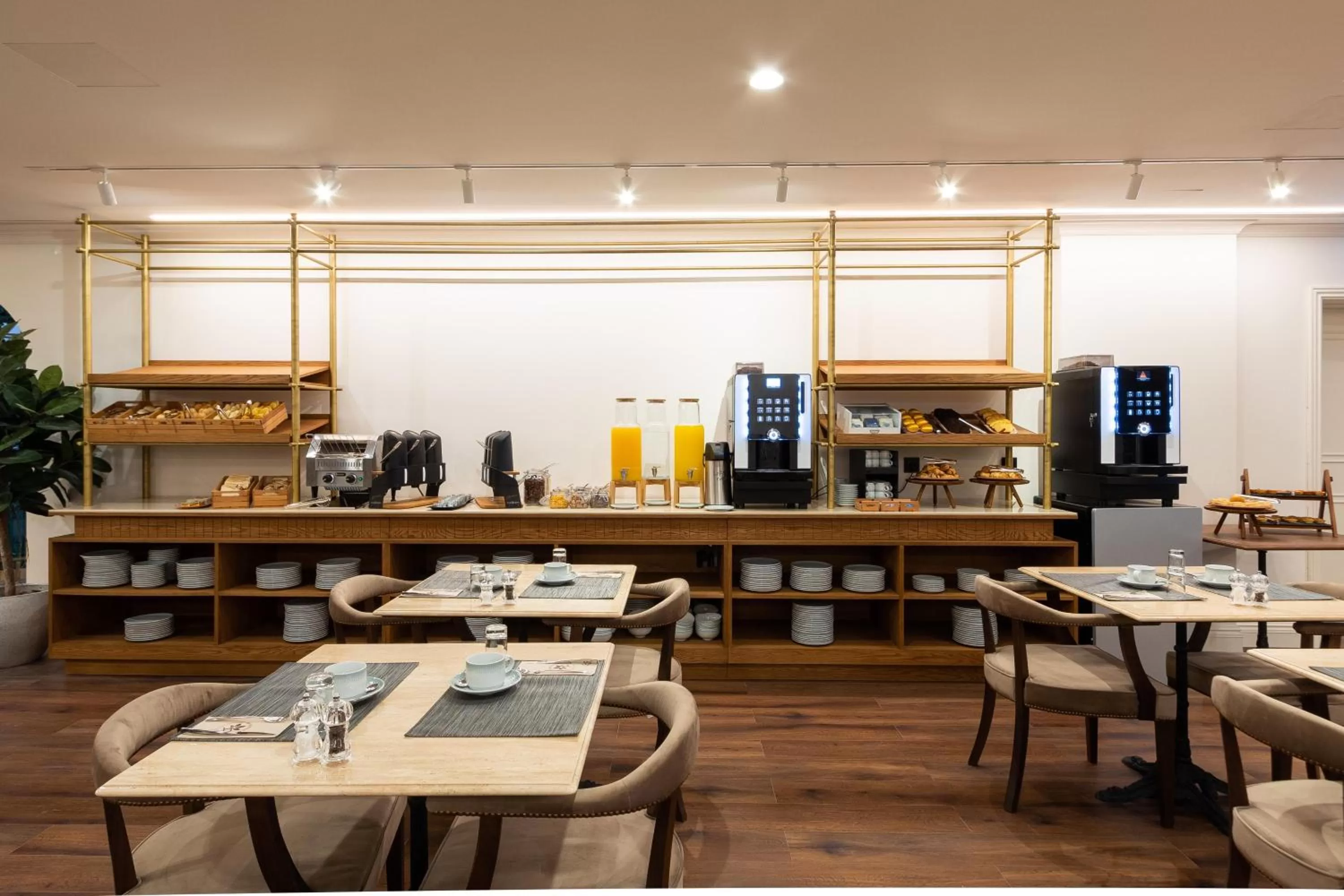 Restaurant/places to eat in AP Dona Aninhas