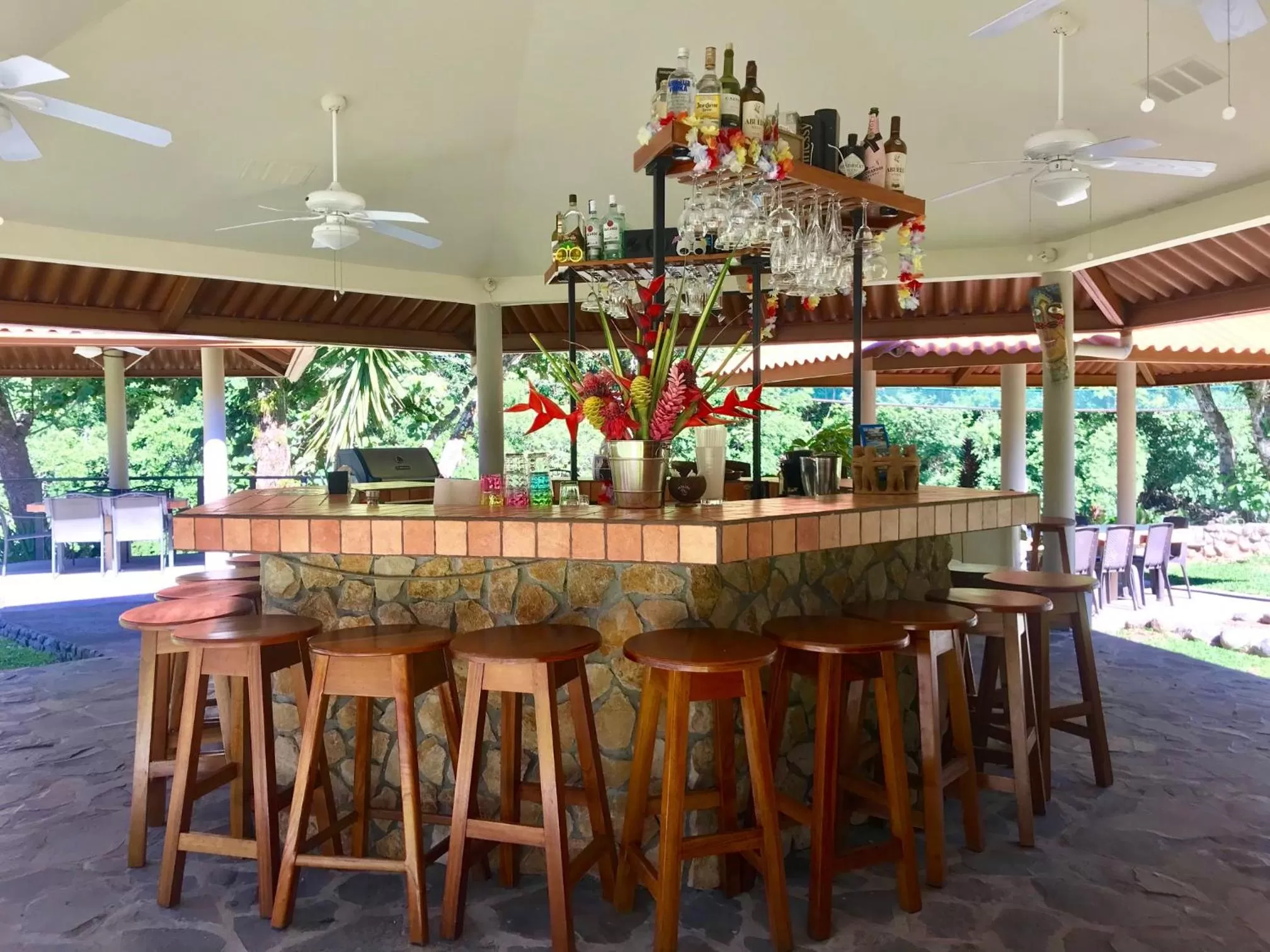 Communal kitchen, Lounge/Bar in Cabanas Rio Encantado