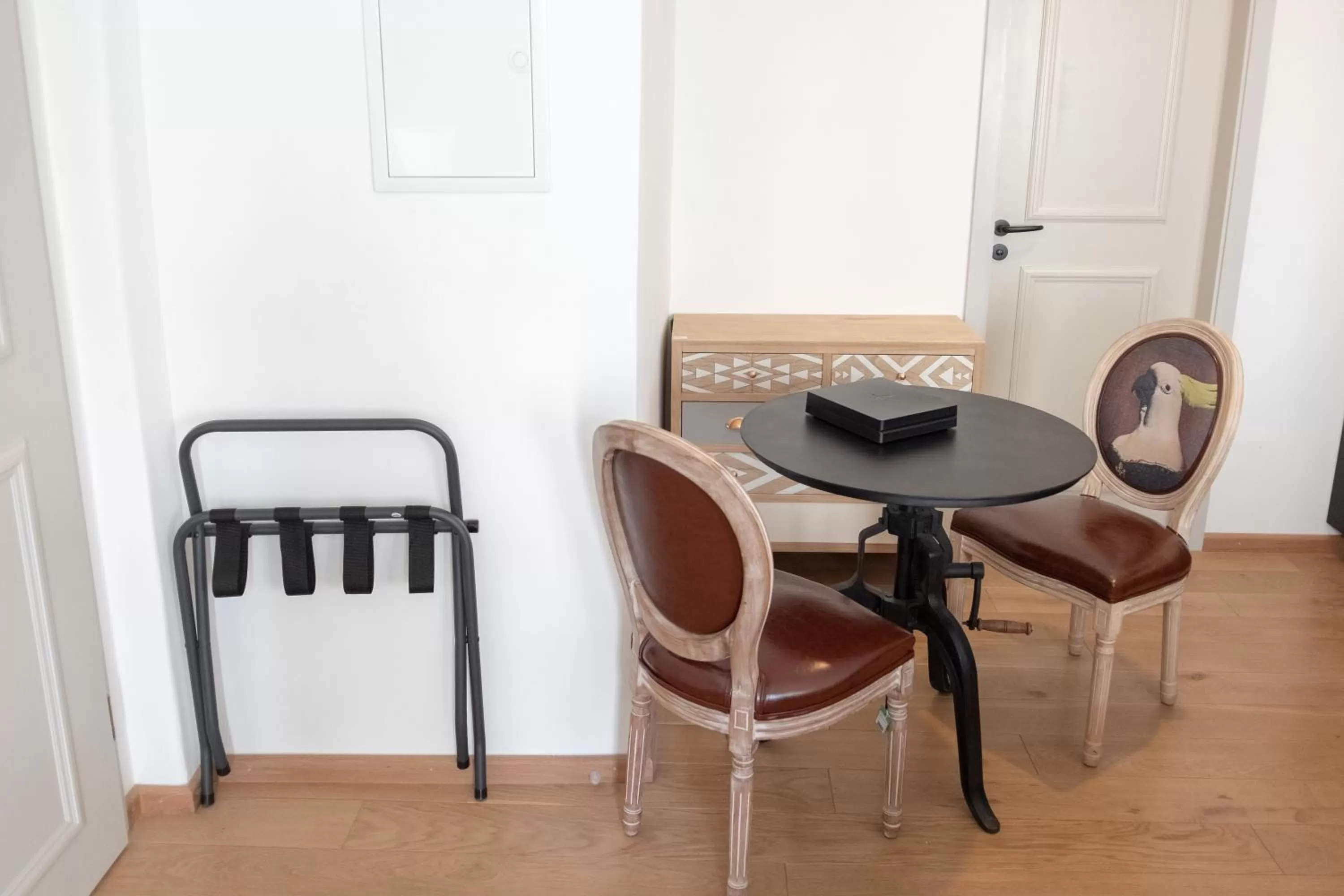 Seating area in ANA Living Augsburg City Center by Arthotel ANA - Self-Service-Hotel