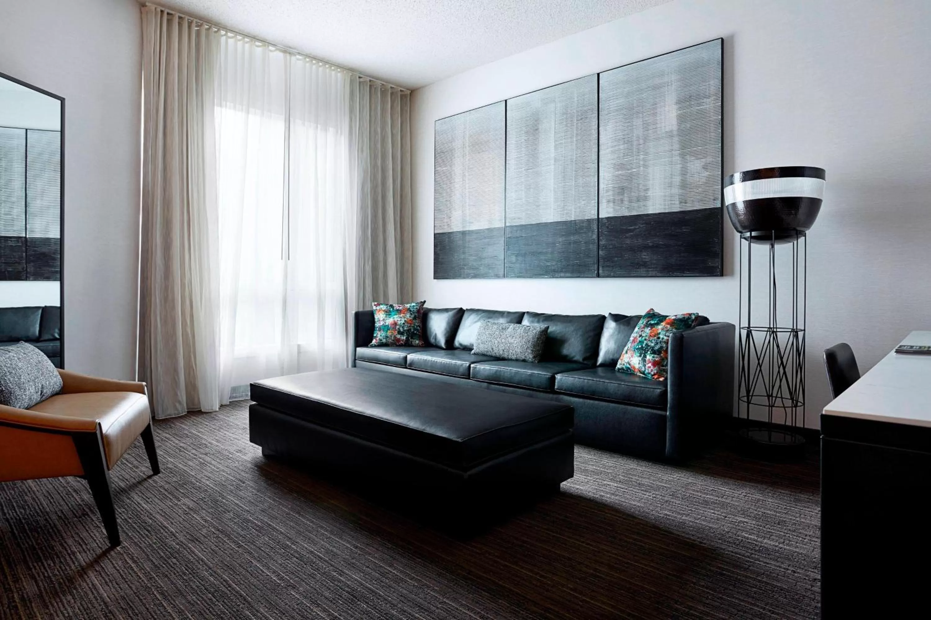 Photo of the whole room in New York Marriott at the Brooklyn Bridge