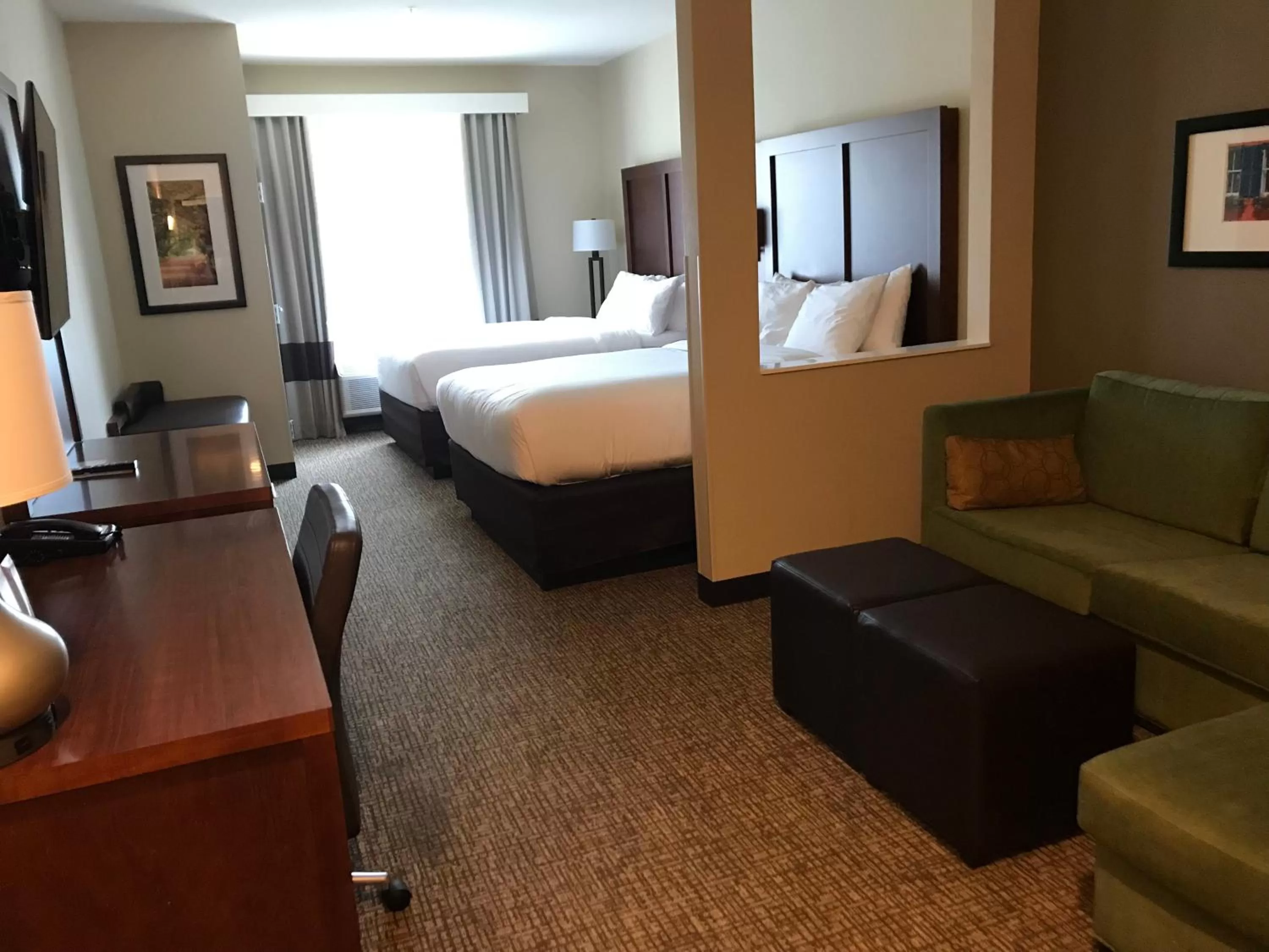 Photo of the whole room, Bed in Comfort Suites Summerville North