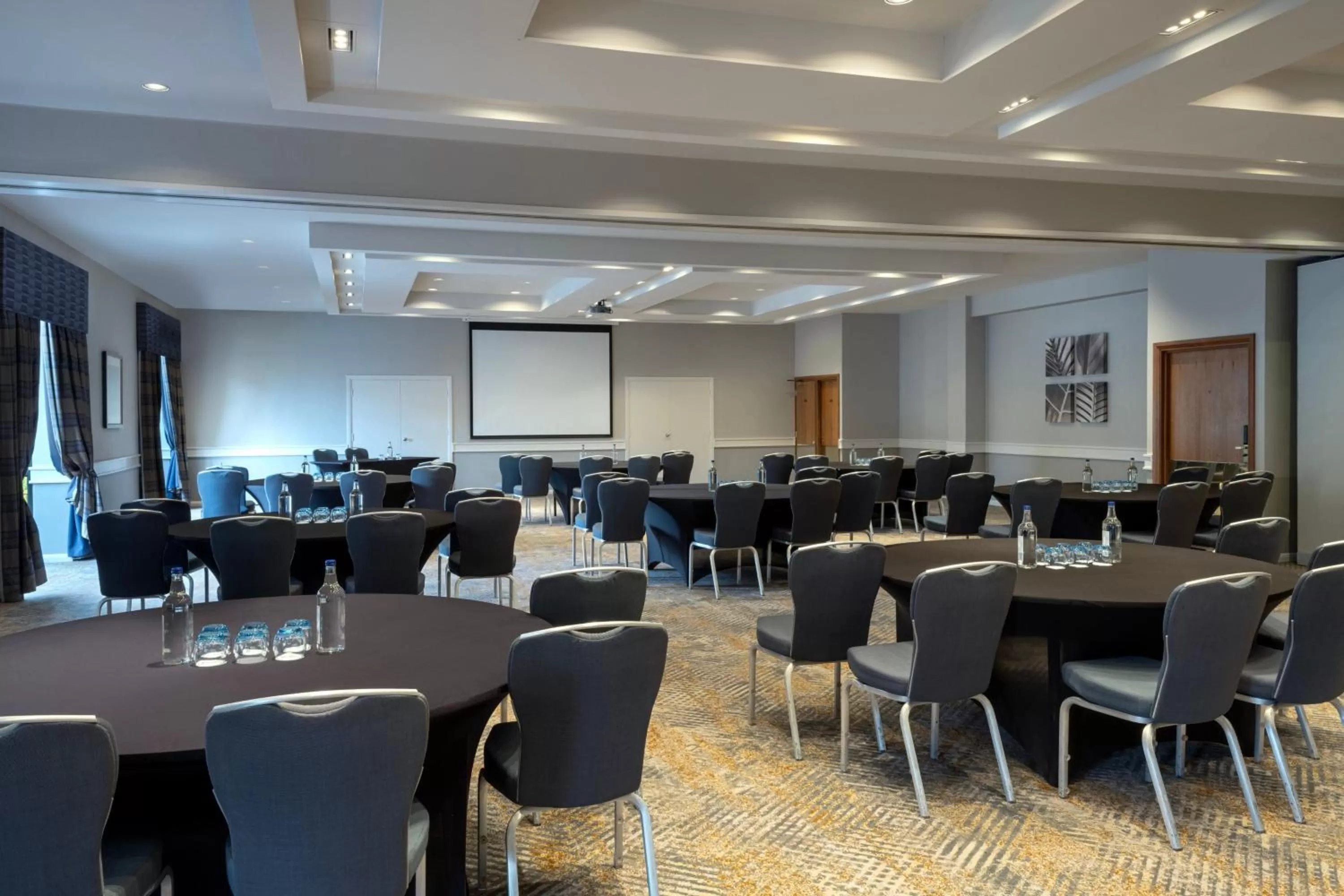 Lounge or bar in Delta Hotels by Marriott Northampton