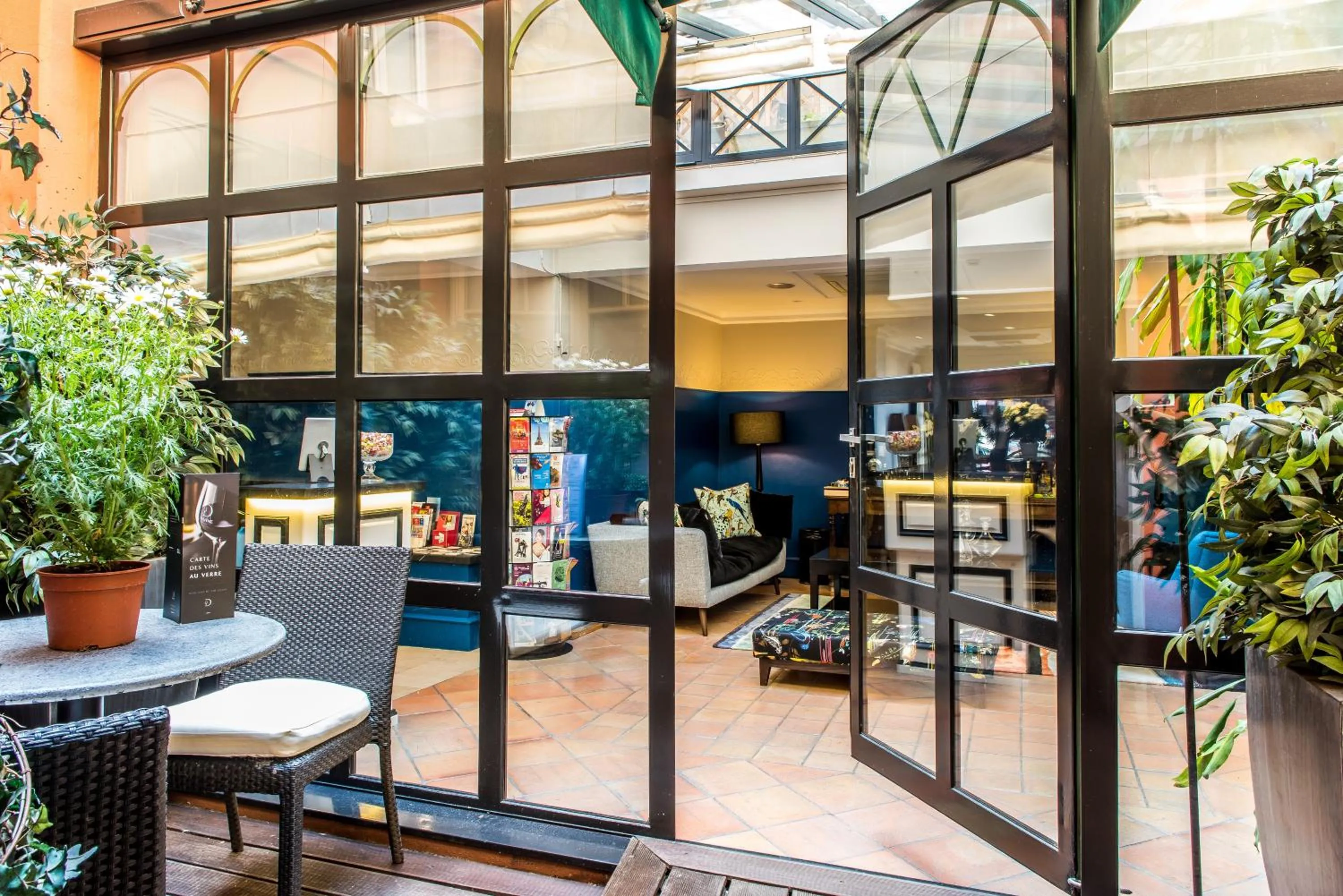 Patio in Hôtel Jardin Le Bréa