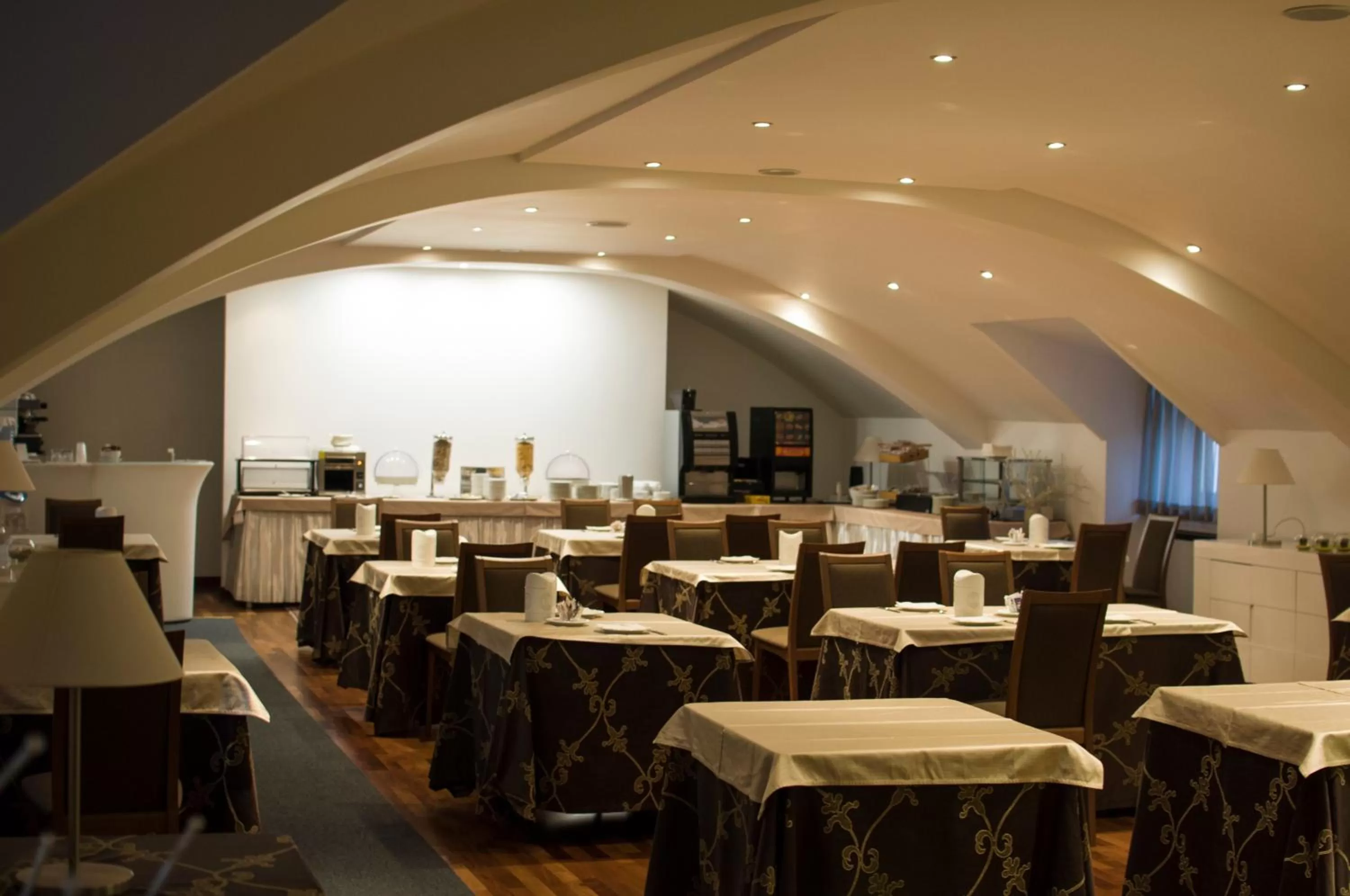 Restaurant/places to eat in Royal Hotel