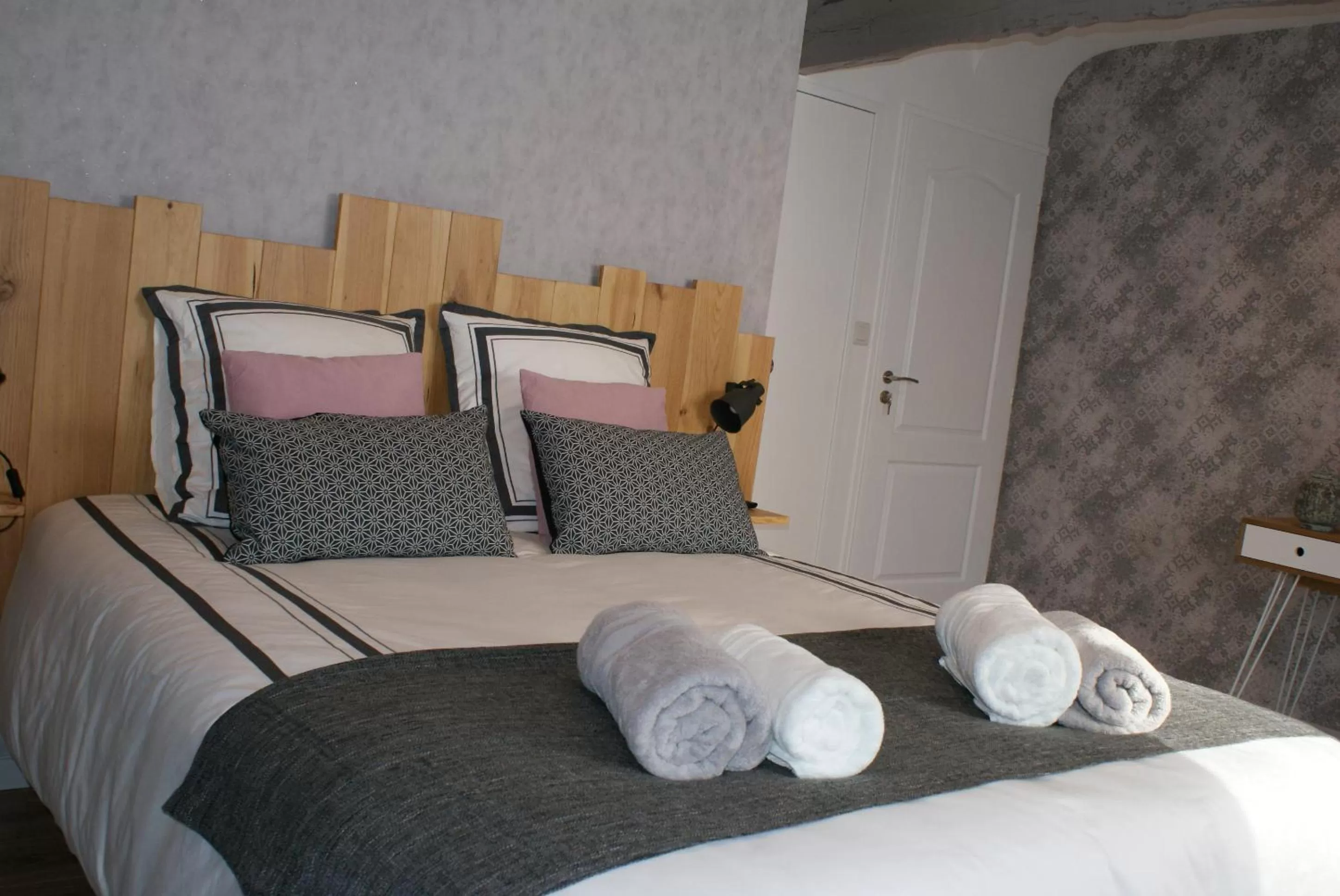 Photo of the whole room, Bed in Aux Agapanthes