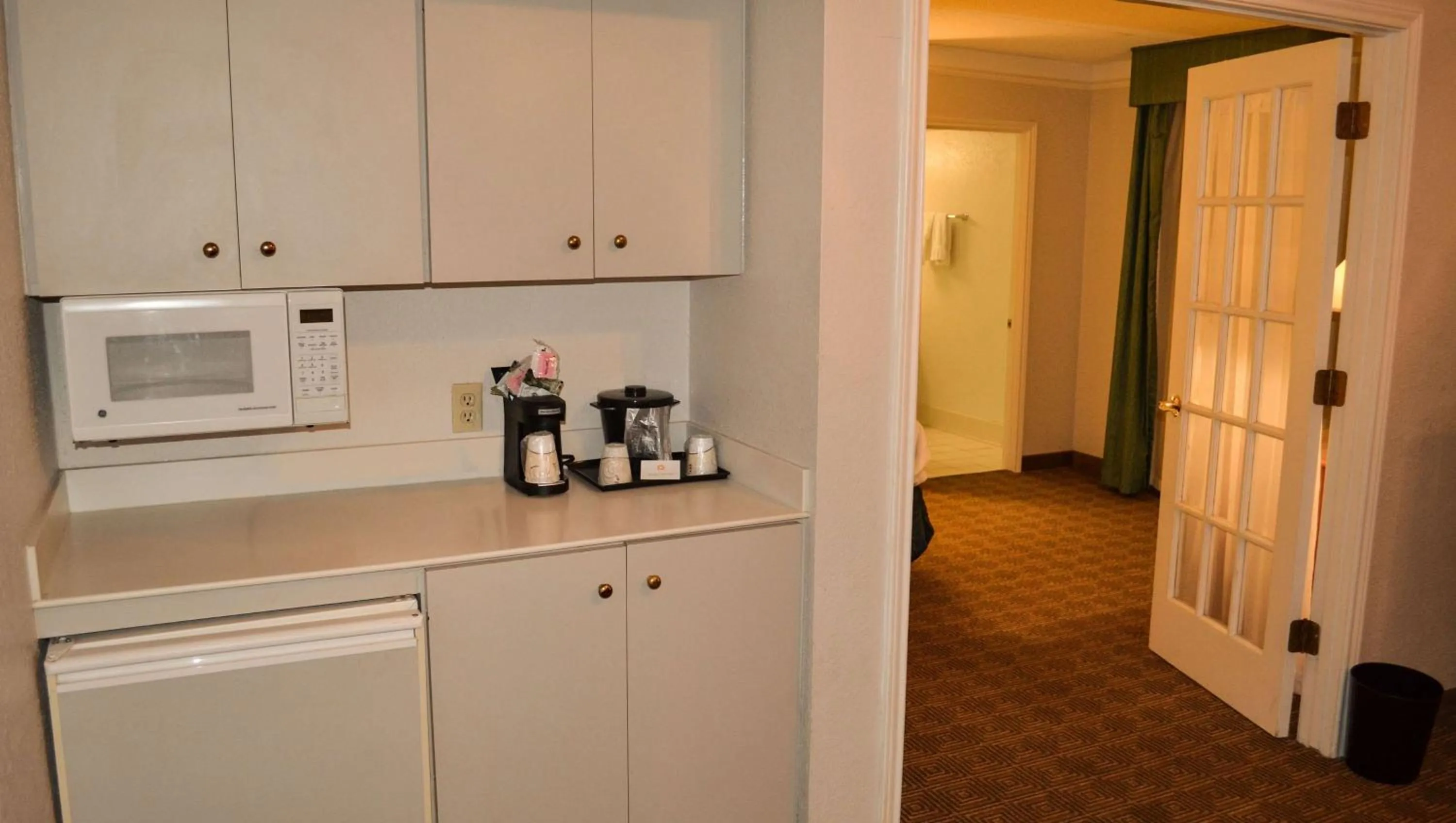 Photo of the whole room, Kitchen/Kitchenette in Magnuson Hotel Texarkana