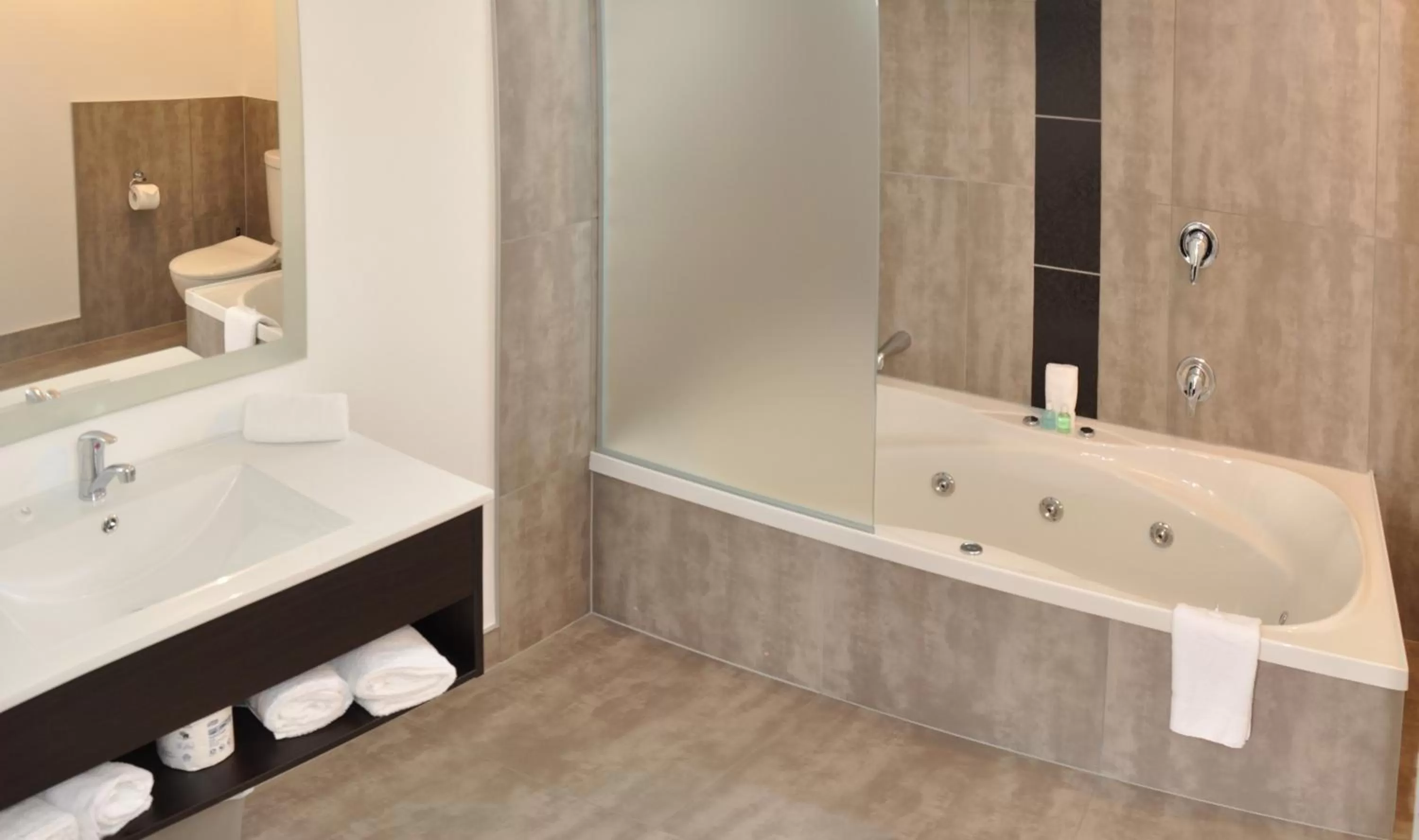 Bathroom in Rose City Motel