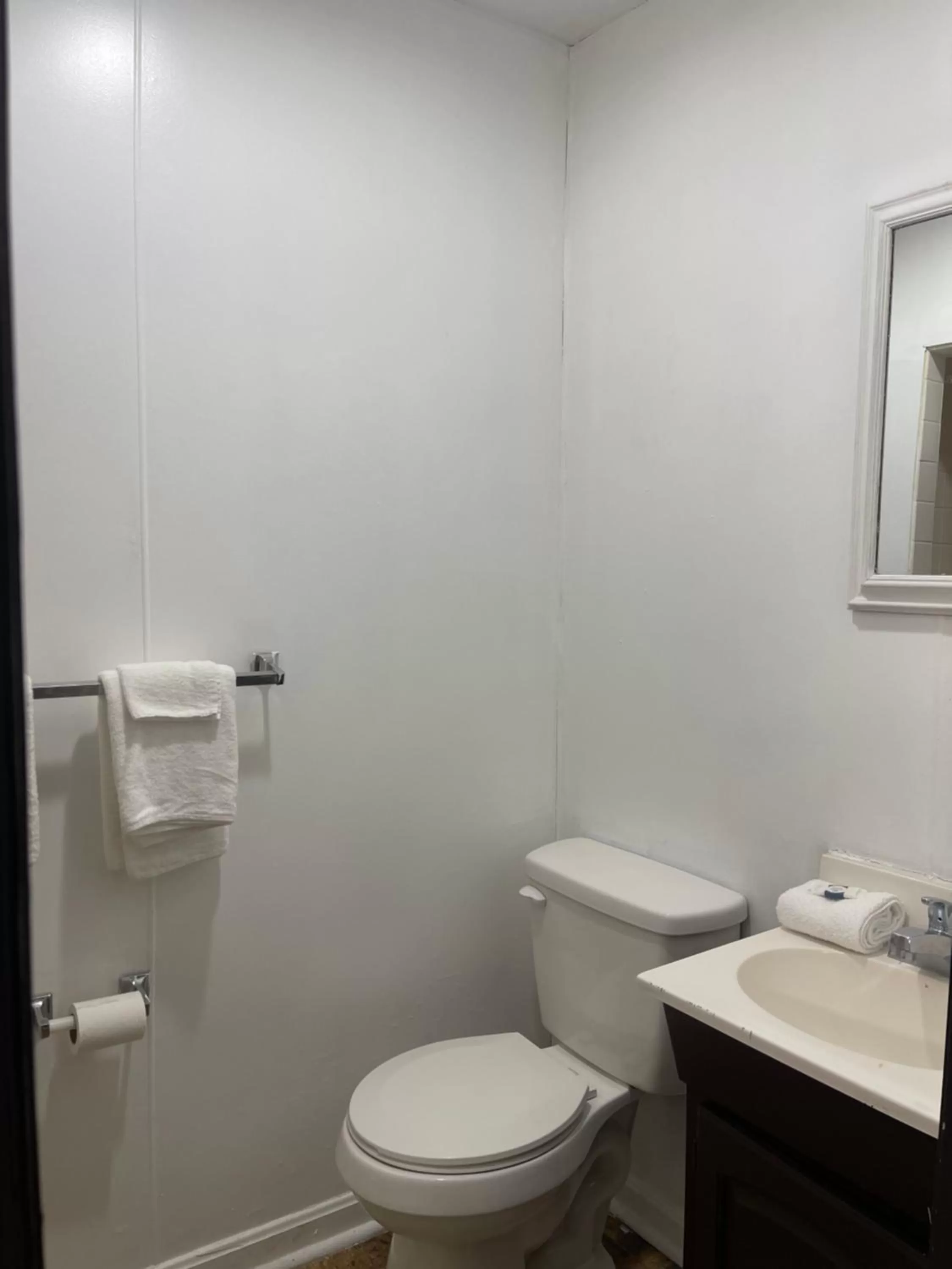 Toilet in Pennswoods Inn