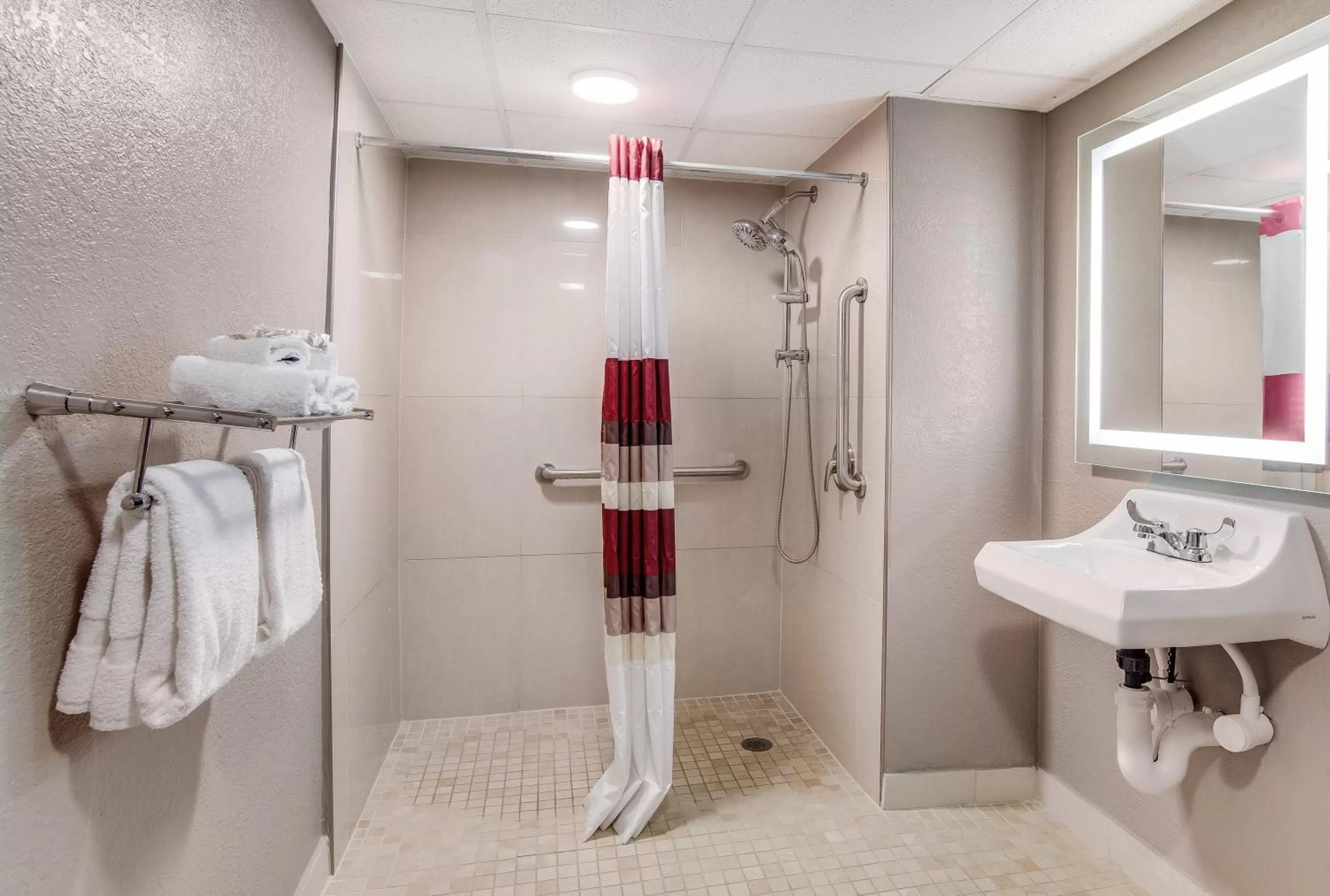 Bathroom in Red Roof Inn St George, SC