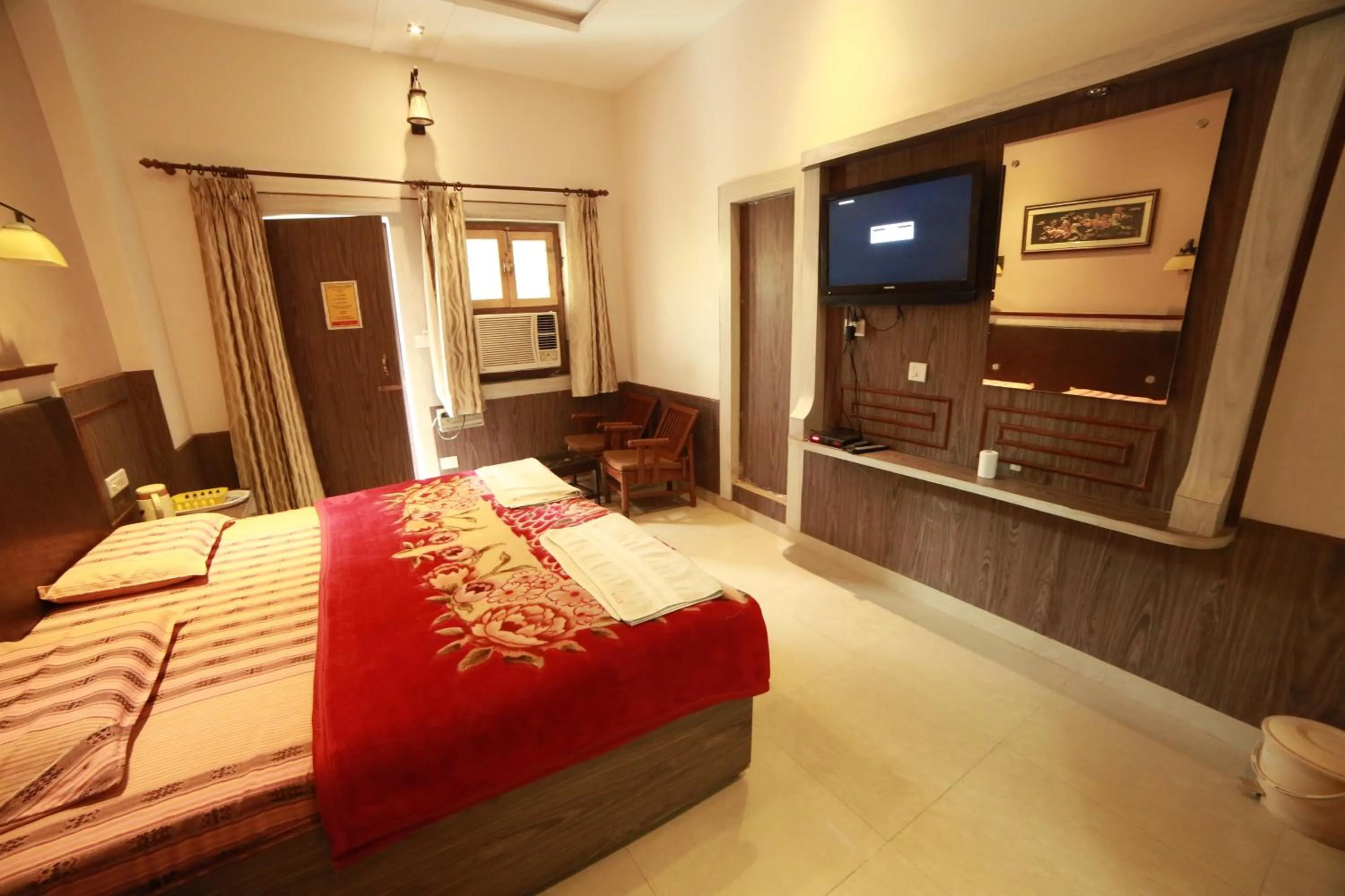 Photo of the whole room, Bed in Hotel Sidhartha Walking Distance From TajMahal