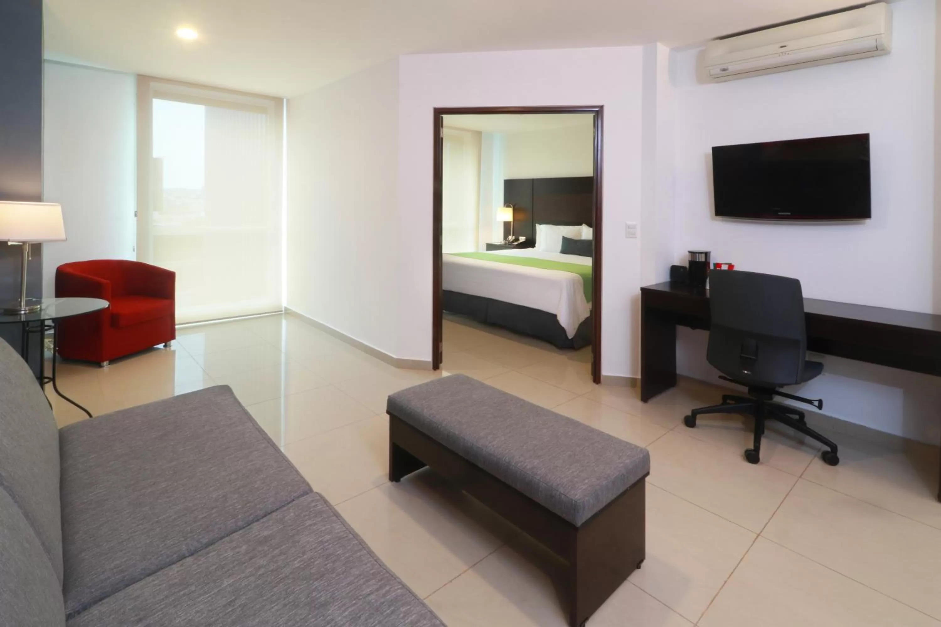 Living room in Wyndham Garden Guadalajara Acueducto