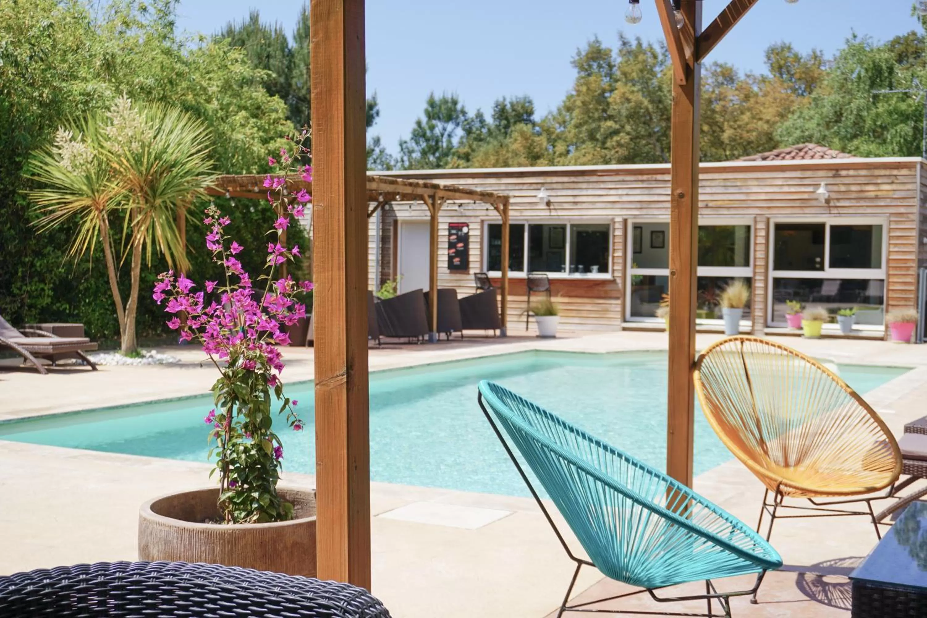 Swimming pool in The Originals City, Hôtel Le Lodge, Ondres, Bayonne Nord
