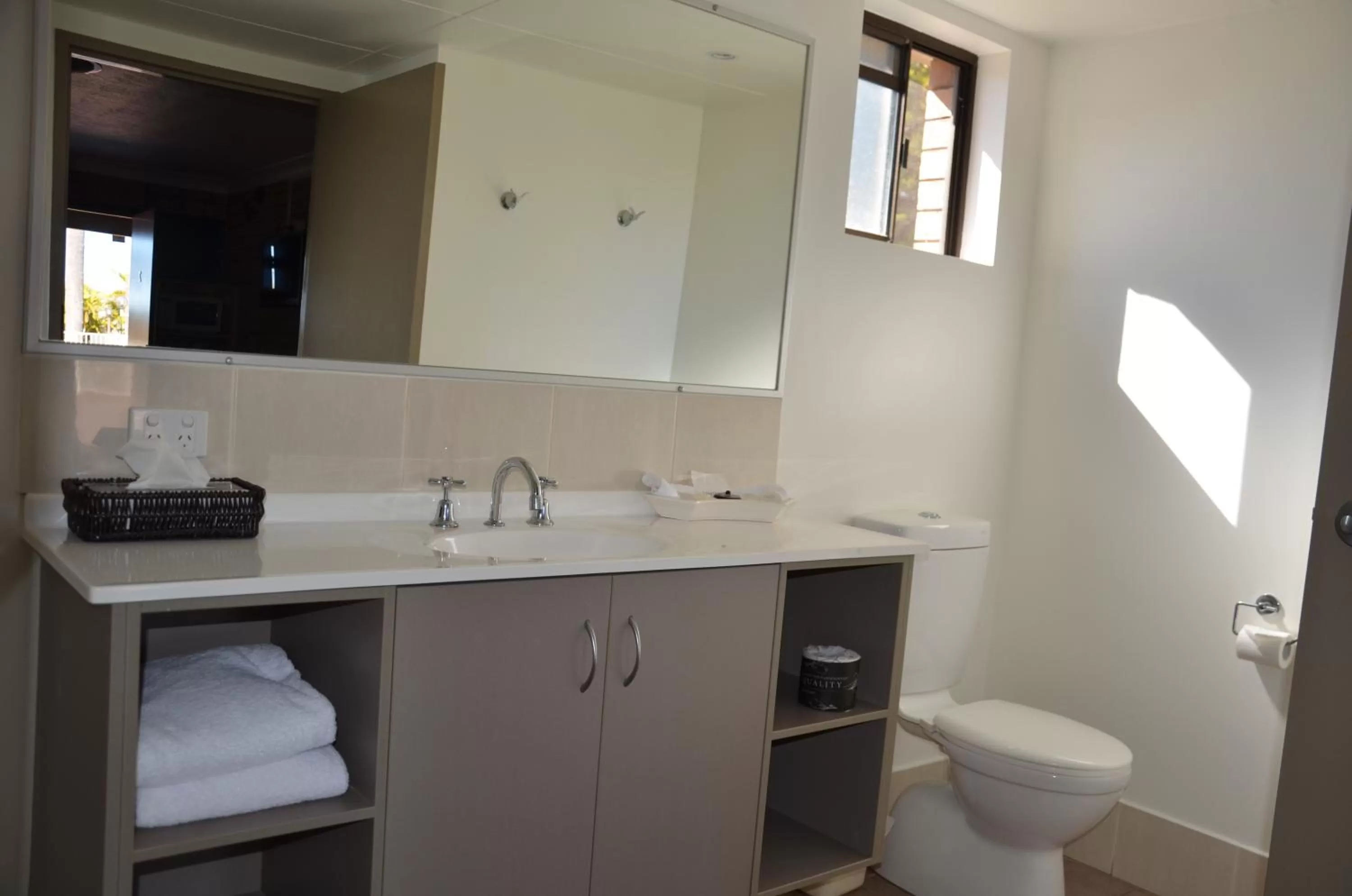 Toilet in Sunray Motor Inn