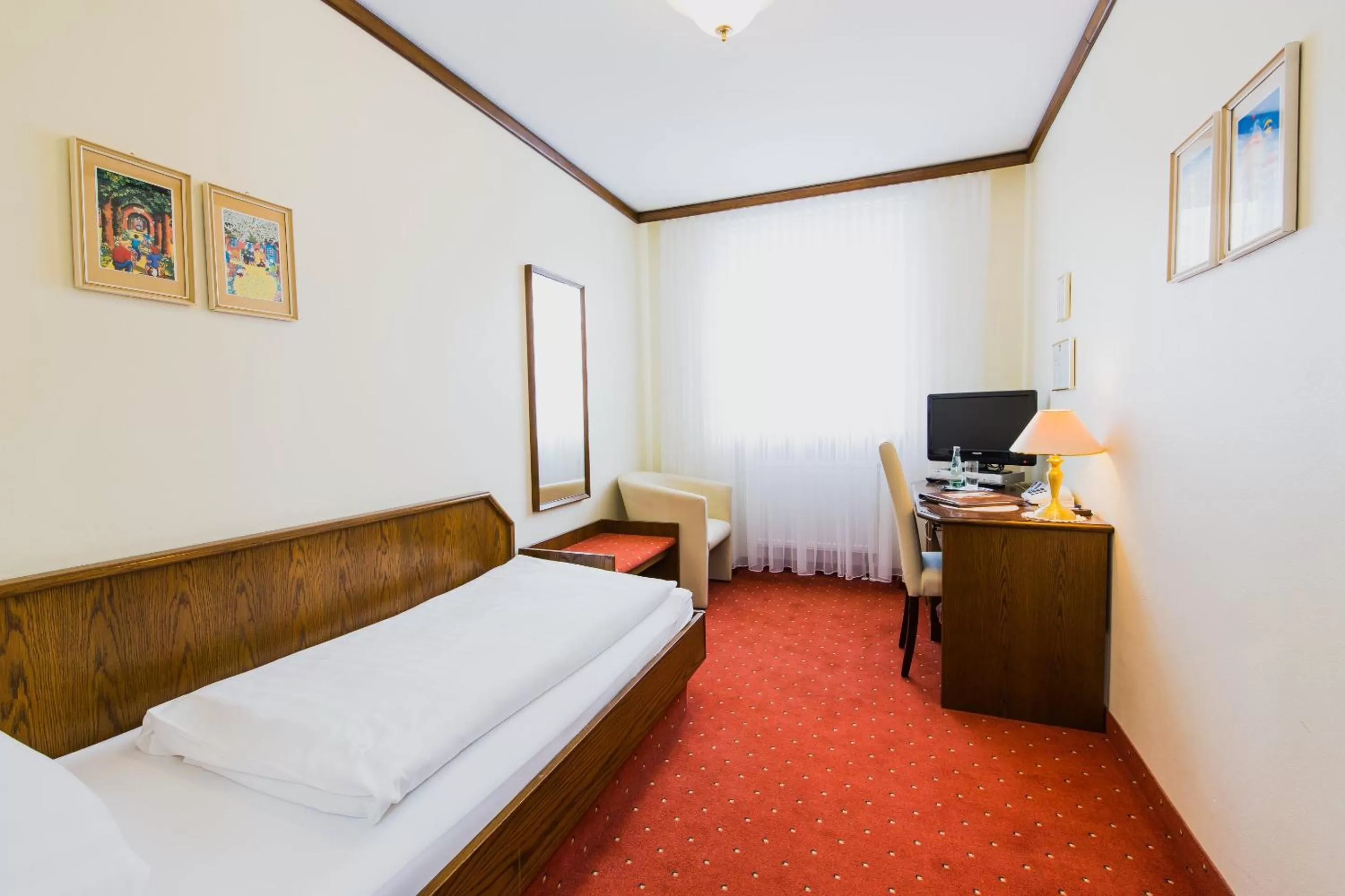 Photo of the whole room, Bed in Klassik Hotel am Tor