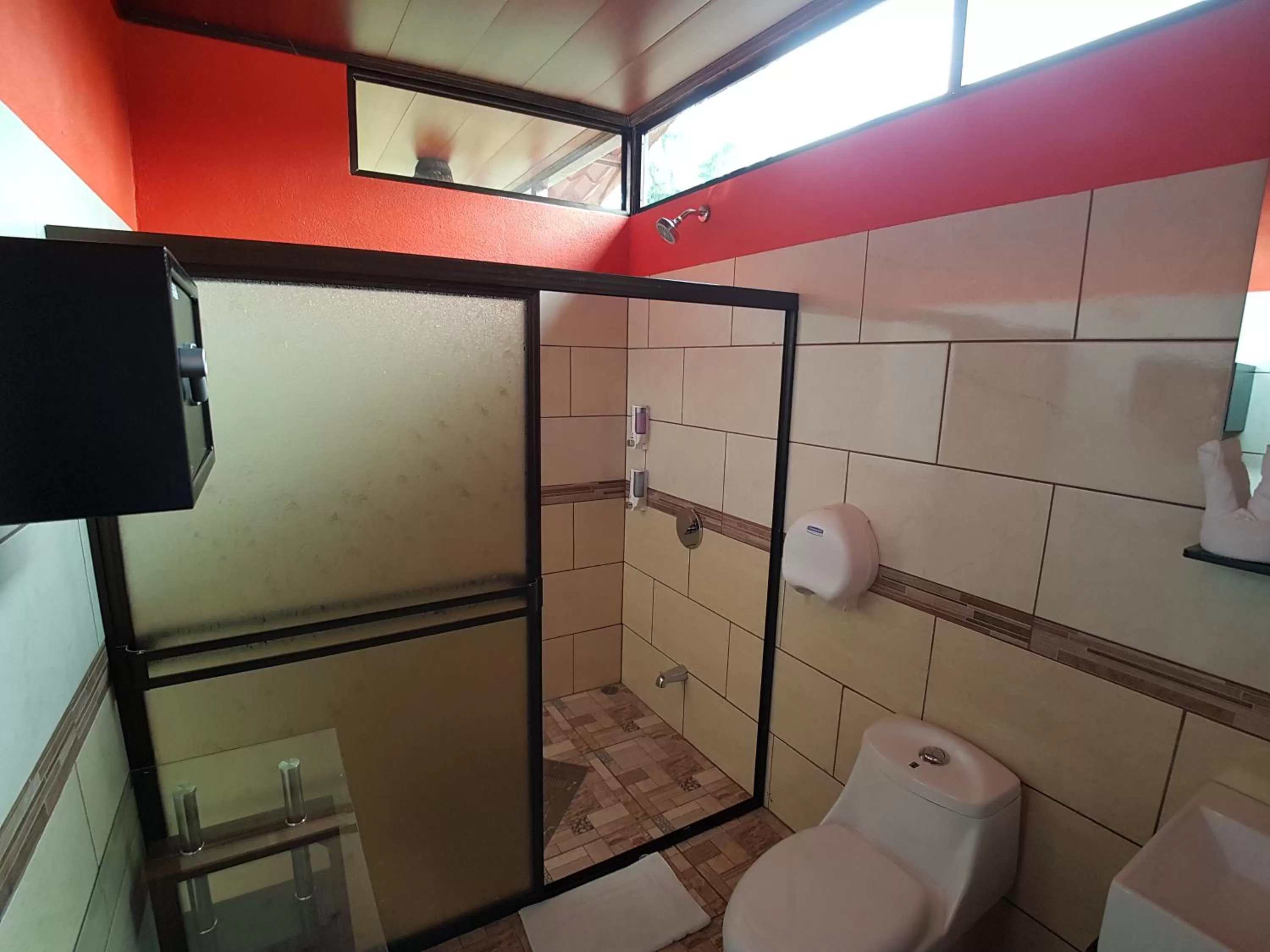 Shower in Hotel Heliconias Nature Inn & Hot Springs