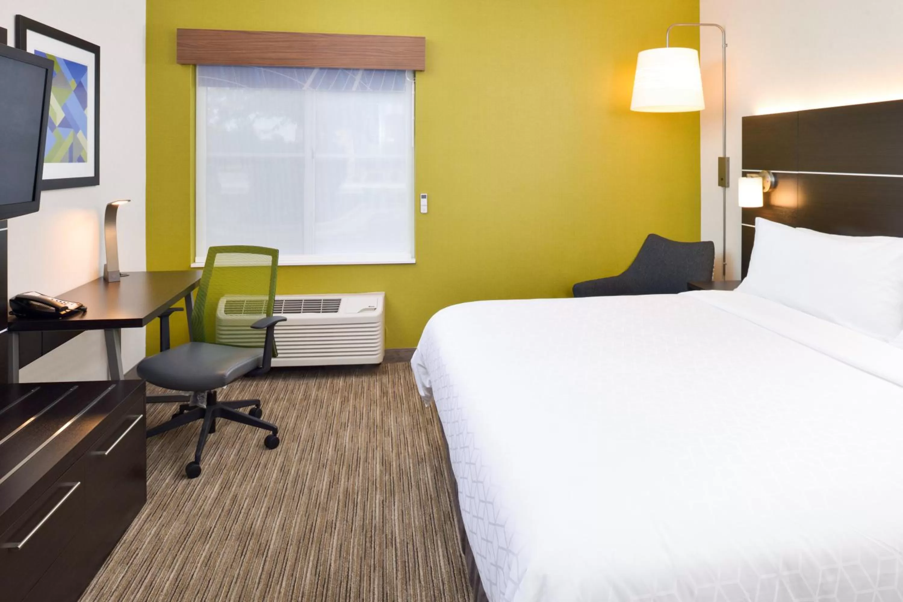 Photo of the whole room, Bed in Holiday Inn Express Wixom by IHG