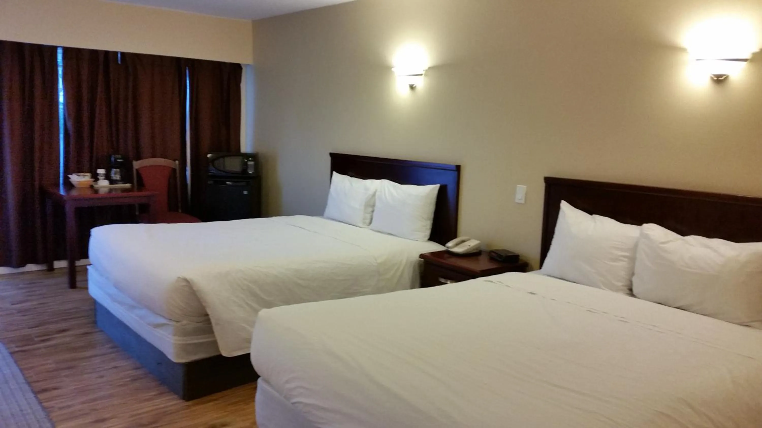 Bed in Comox Valley Inn & Suites