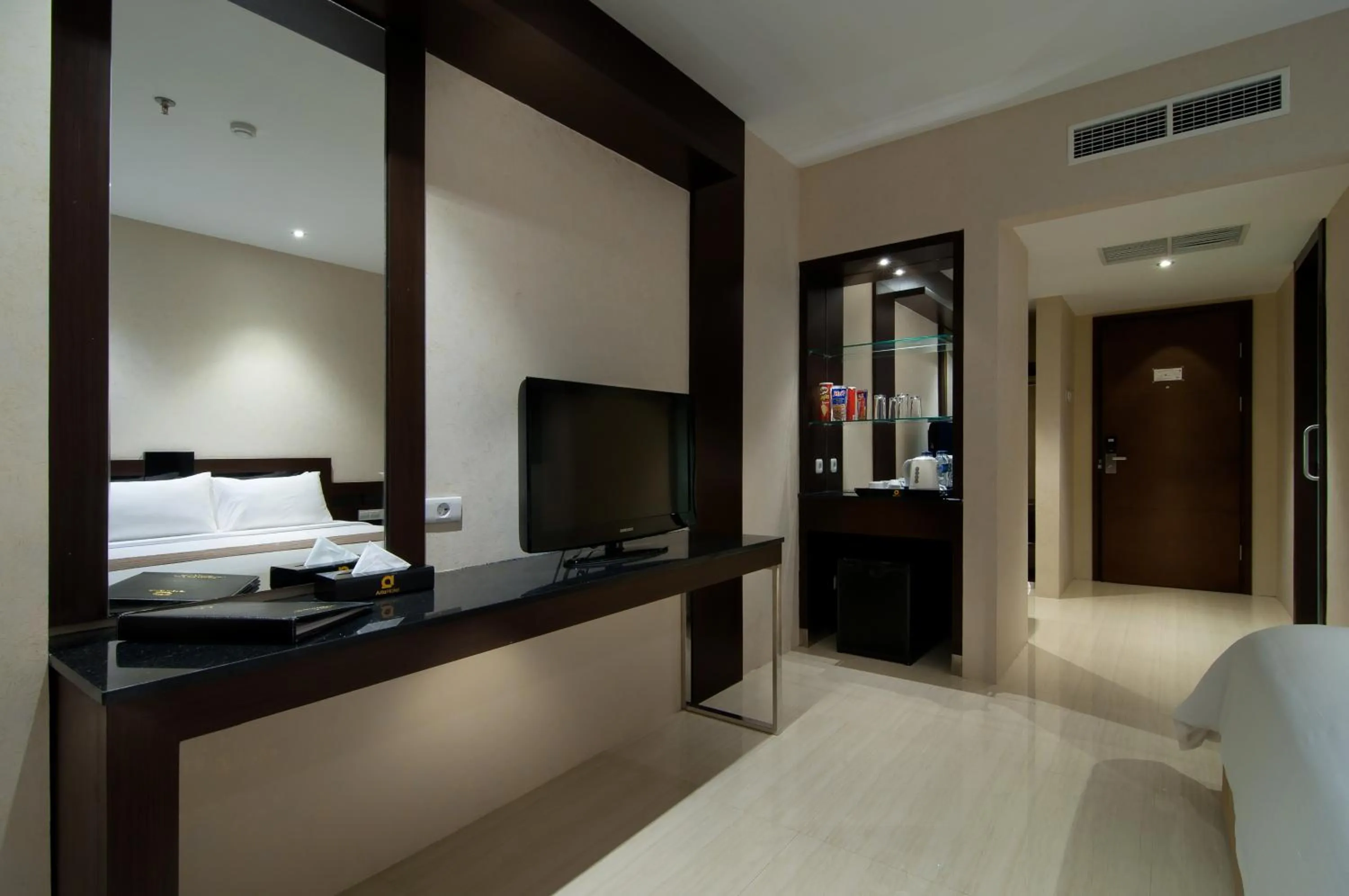 Restaurant/places to eat, Bed in Aria Gajayana