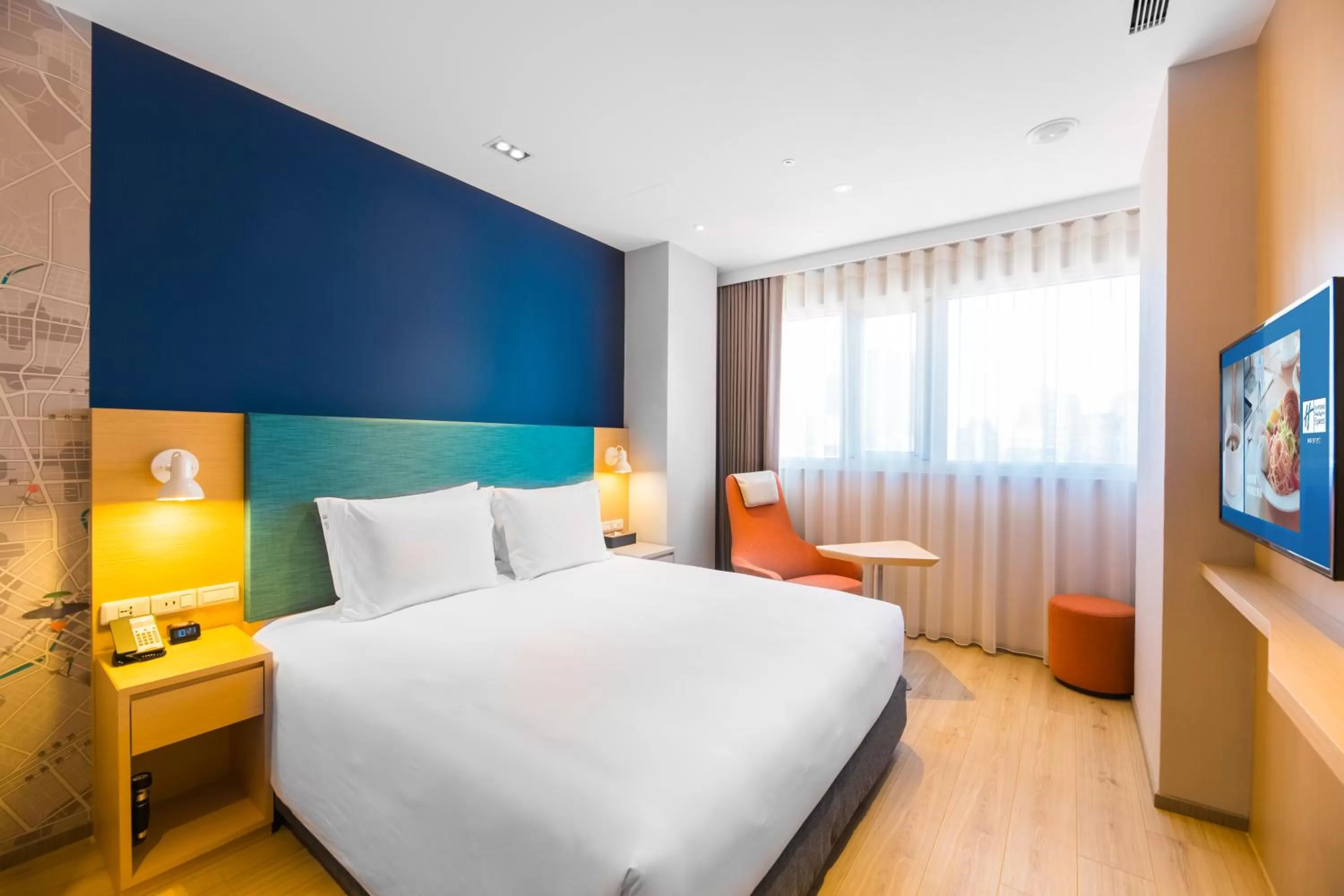 Bed in Holiday Inn Express Taichung Fengchia by IHG