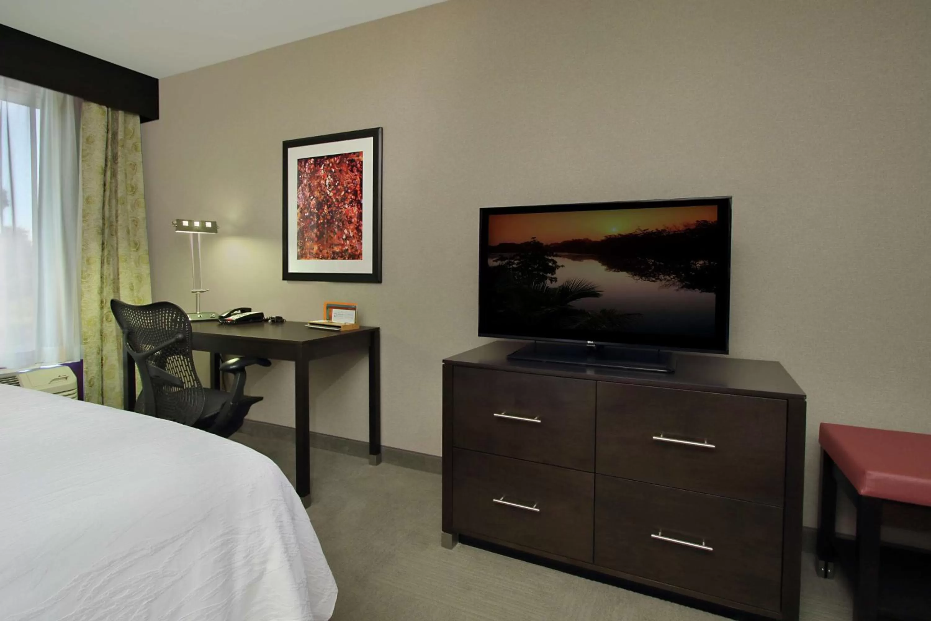 Bed in Hilton Garden Inn Sonoma County Airport