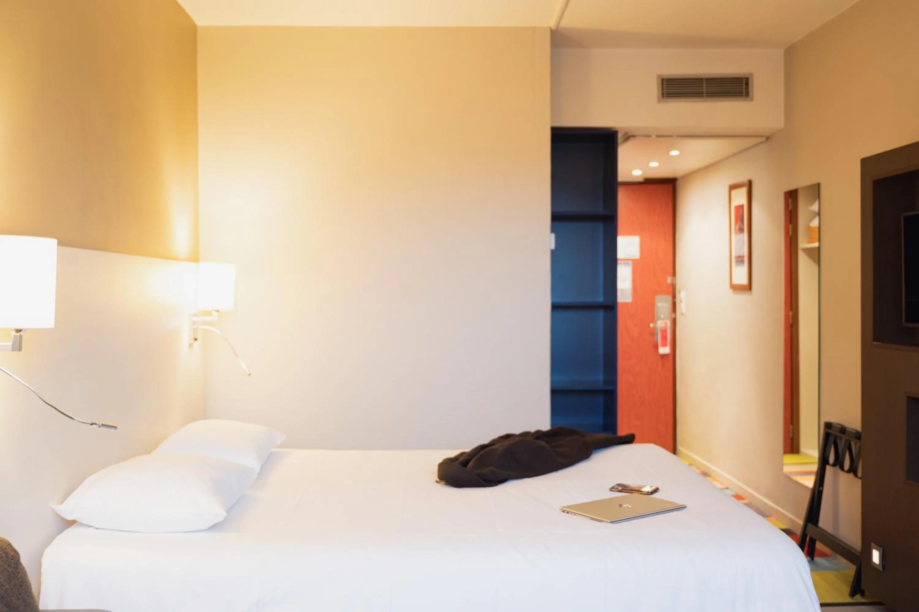 Photo of the whole room, Bed in ibis Styles Lyon Sud Vienne