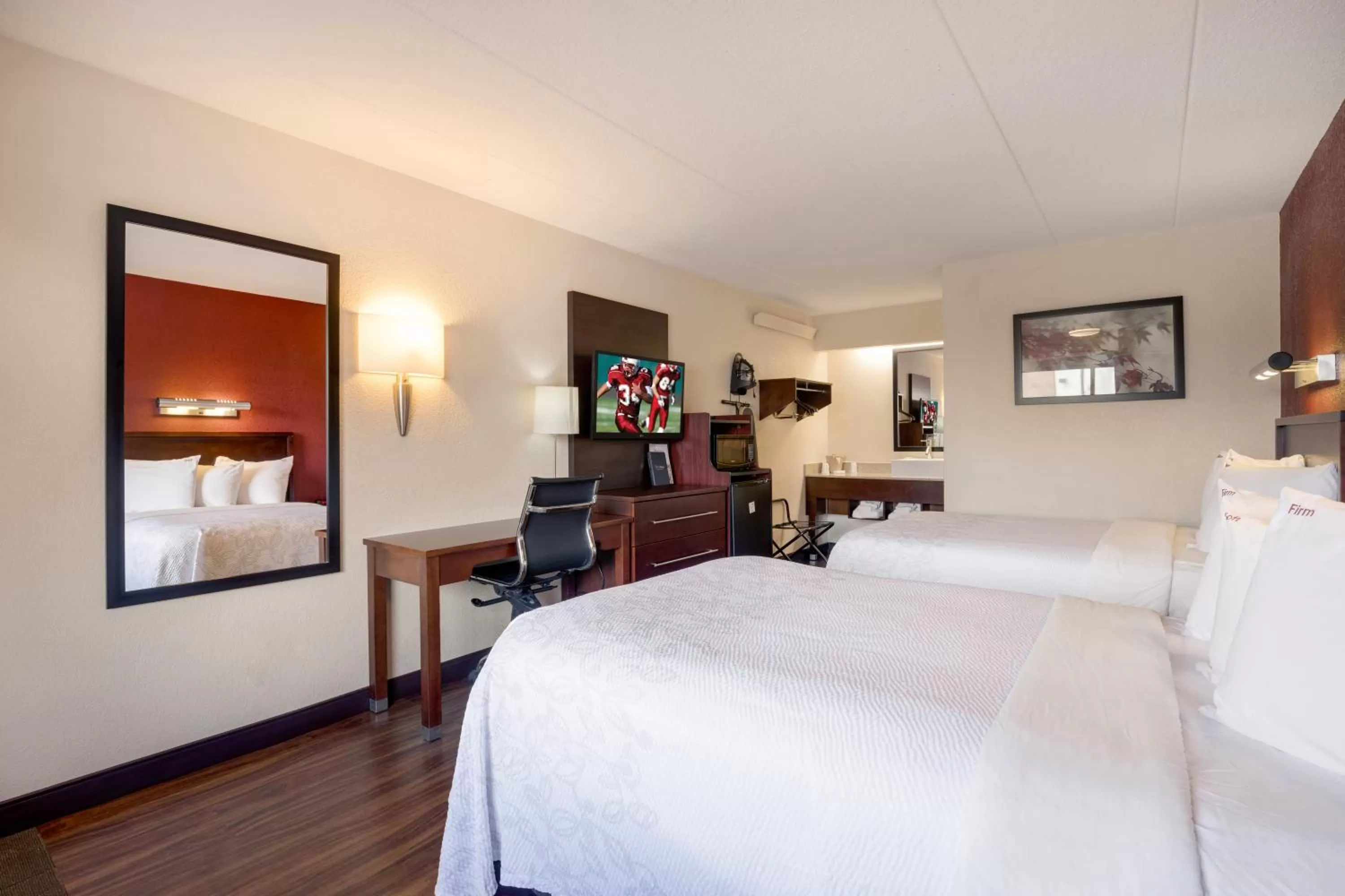 Photo of the whole room, Bed in Red Roof Inn PLUS+ Chicago - Northbrook/Deerfield