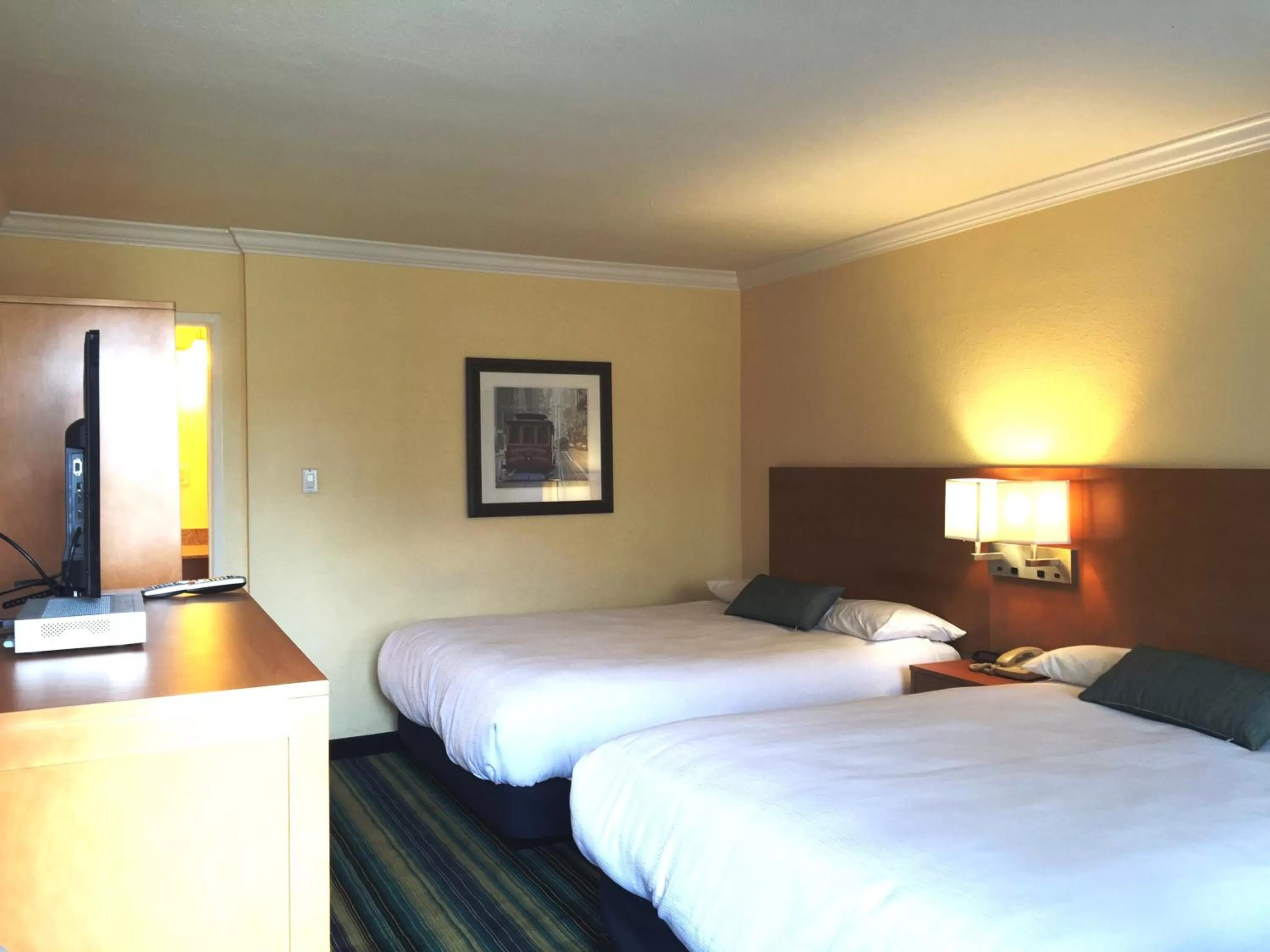 Photo of the whole room, Bed in Surf Motel