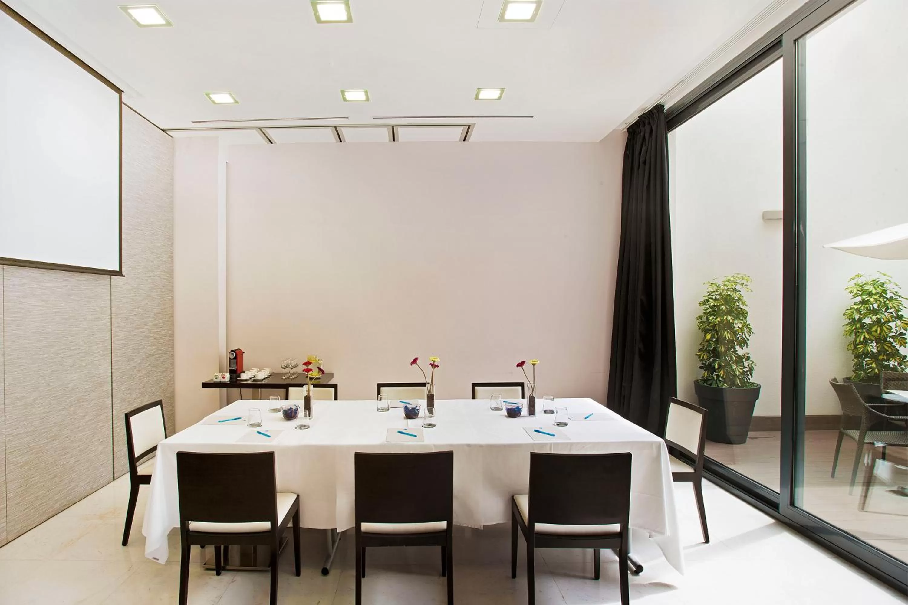 Restaurant/places to eat in Grupotel Gran Via 678