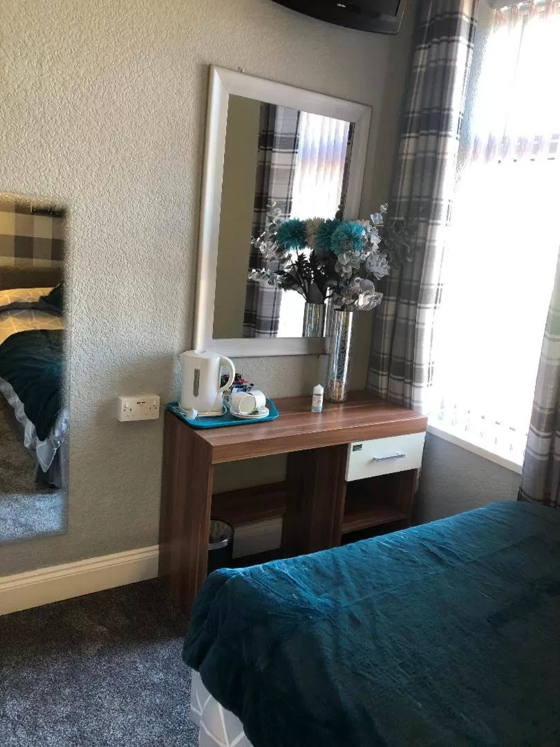 Bedroom, Bed in Springfield Hotel