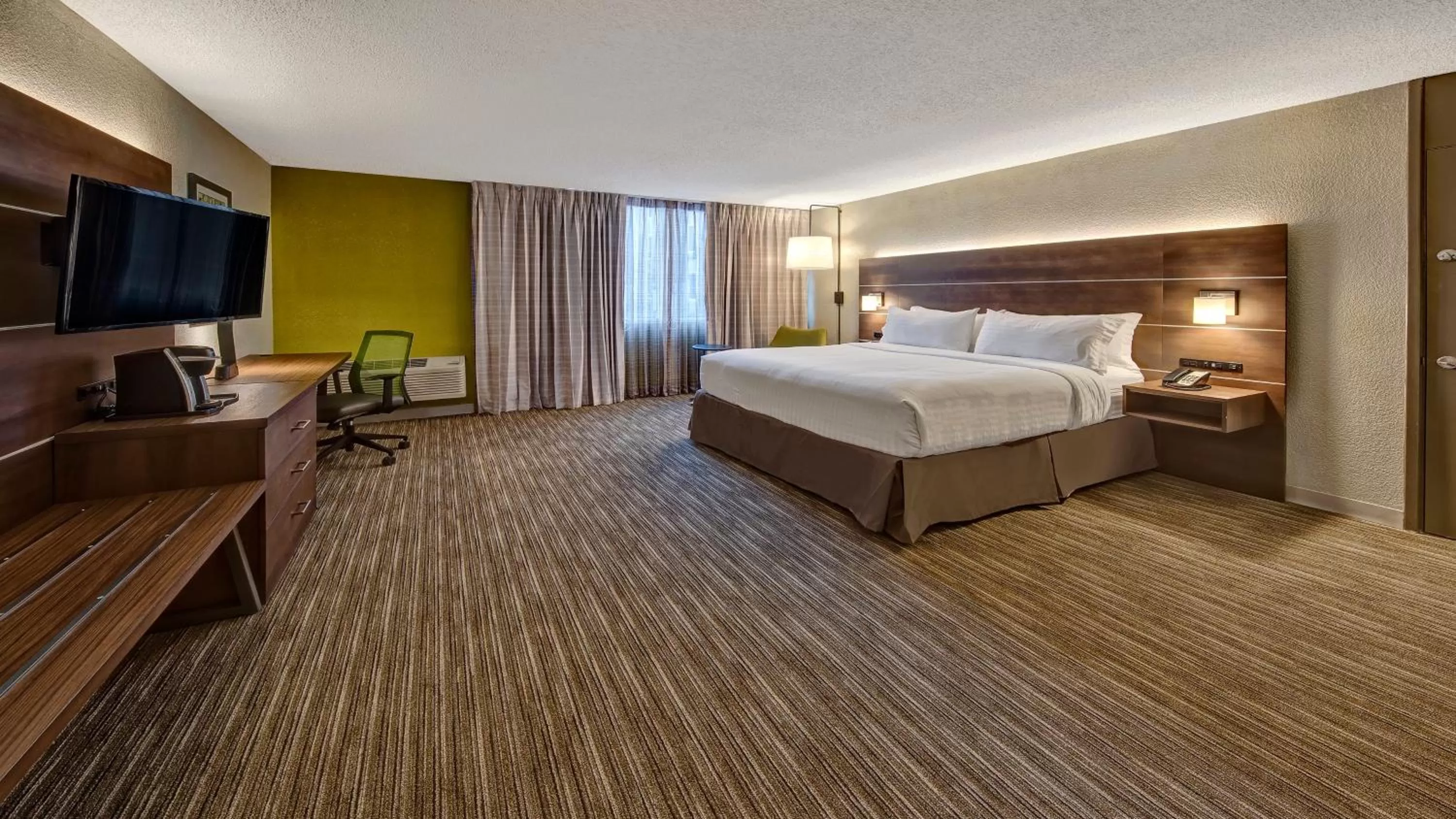 Photo of the whole room, Bed in Holiday Inn Express Louisville Airport Expo Center by IHG