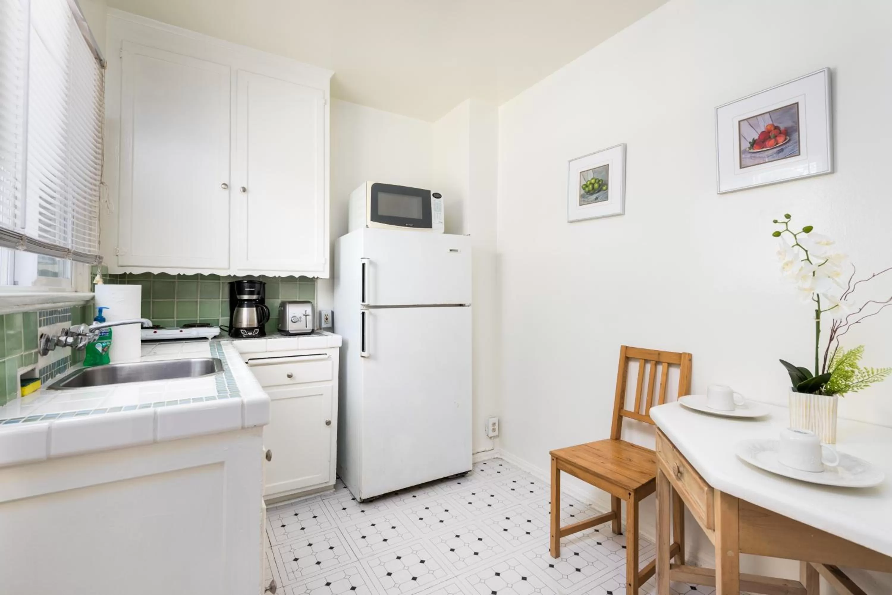 Kitchen/Kitchenette in Wilshire Motel