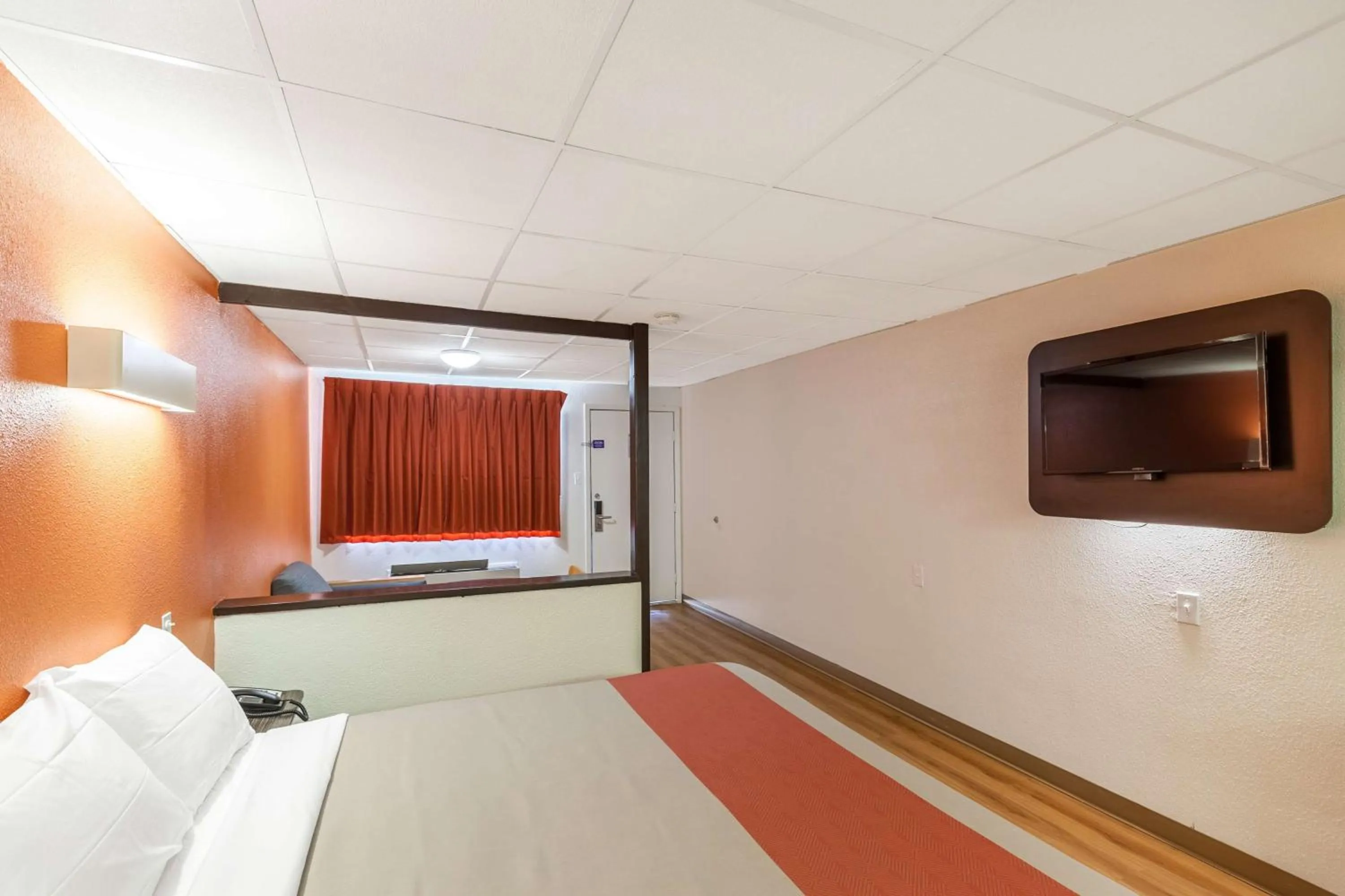 TV and multimedia, Bed in Motel 6 Fort Worth, Tx - Stockyards