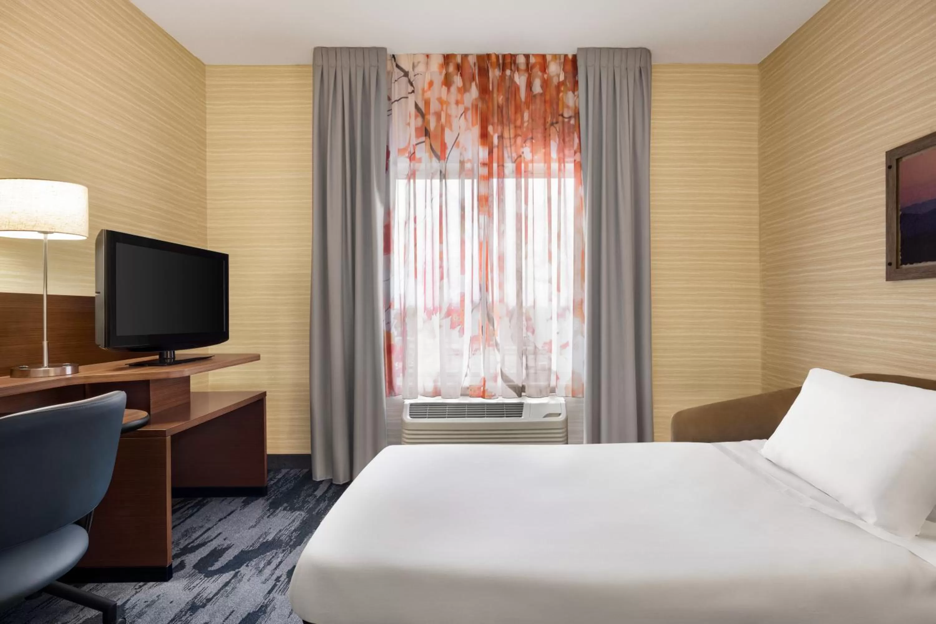 Bed in Fairfield Inn & Suites by Marriott Hershey Chocolate Avenue