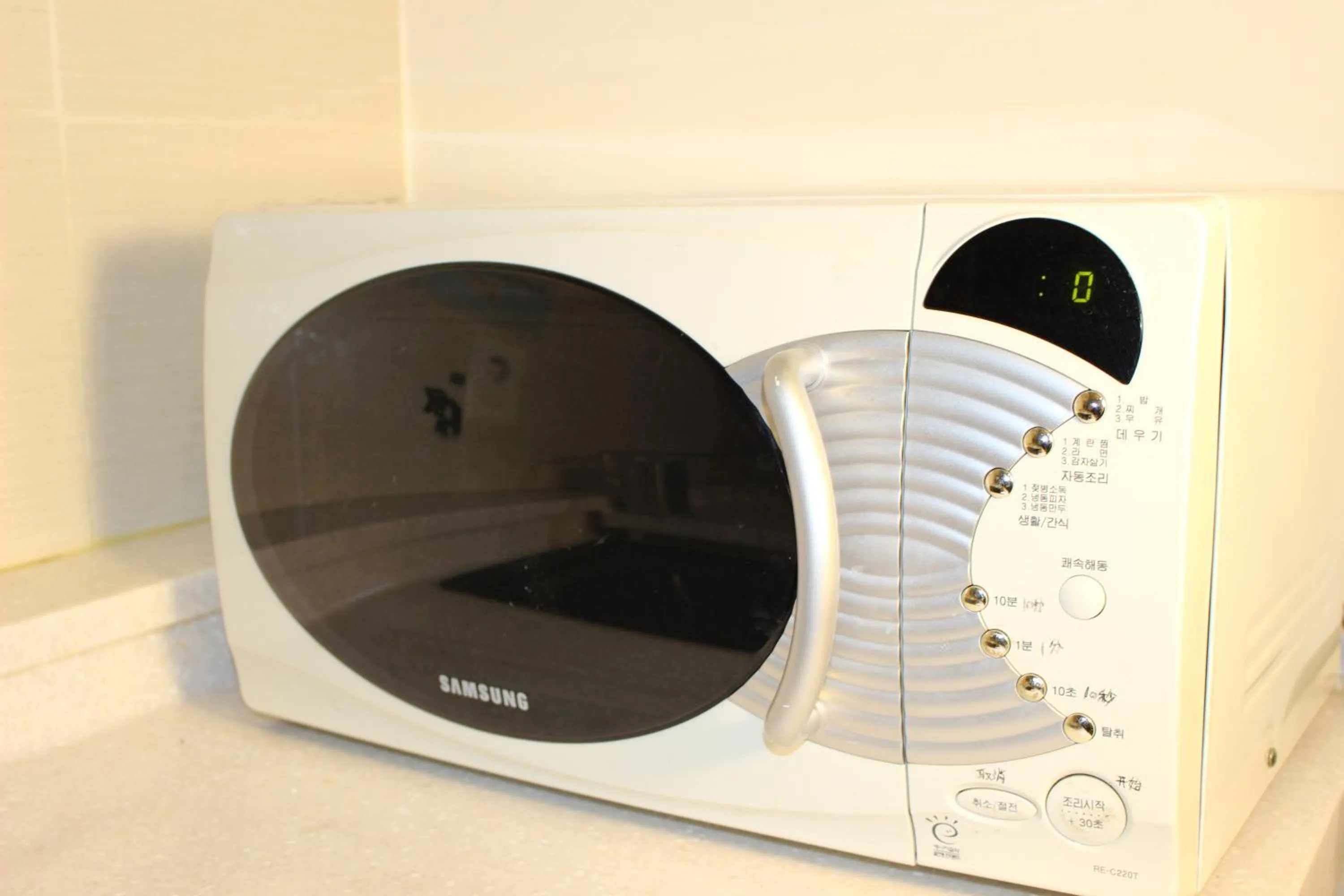 Communal kitchen in Hongdae Style Guesthouse