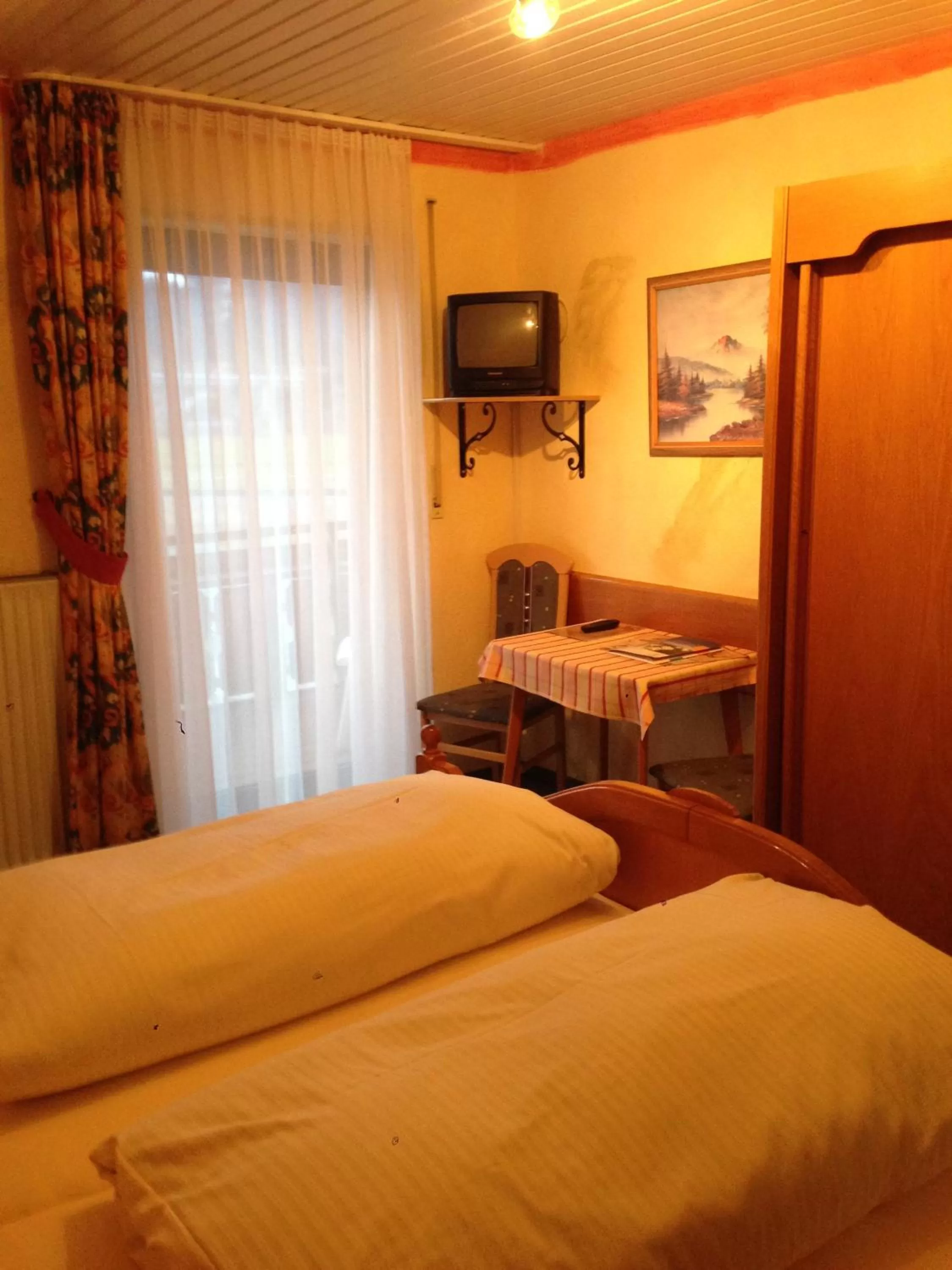 Bedroom, Bed in Beim Haxenwirt