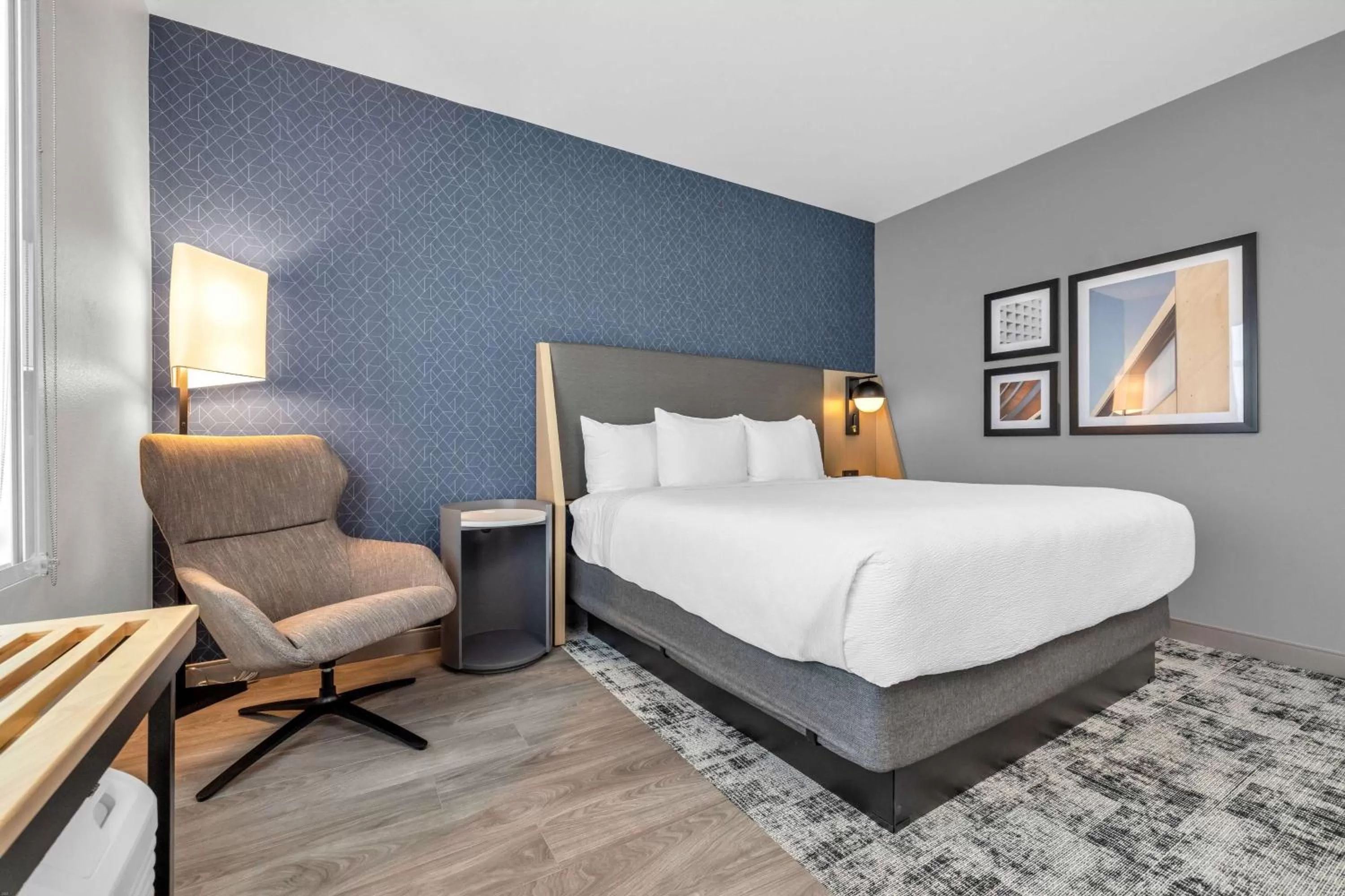 Photo of the whole room, Bed in La Quinta Inn & Suites by Wyndham San Jose Airport-Downtown