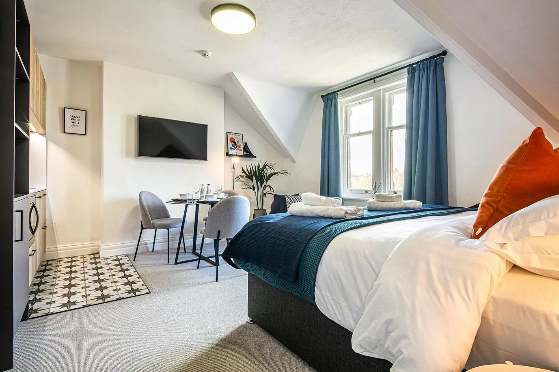 TV and multimedia, Bed in The Belmont - Harrogate Stays