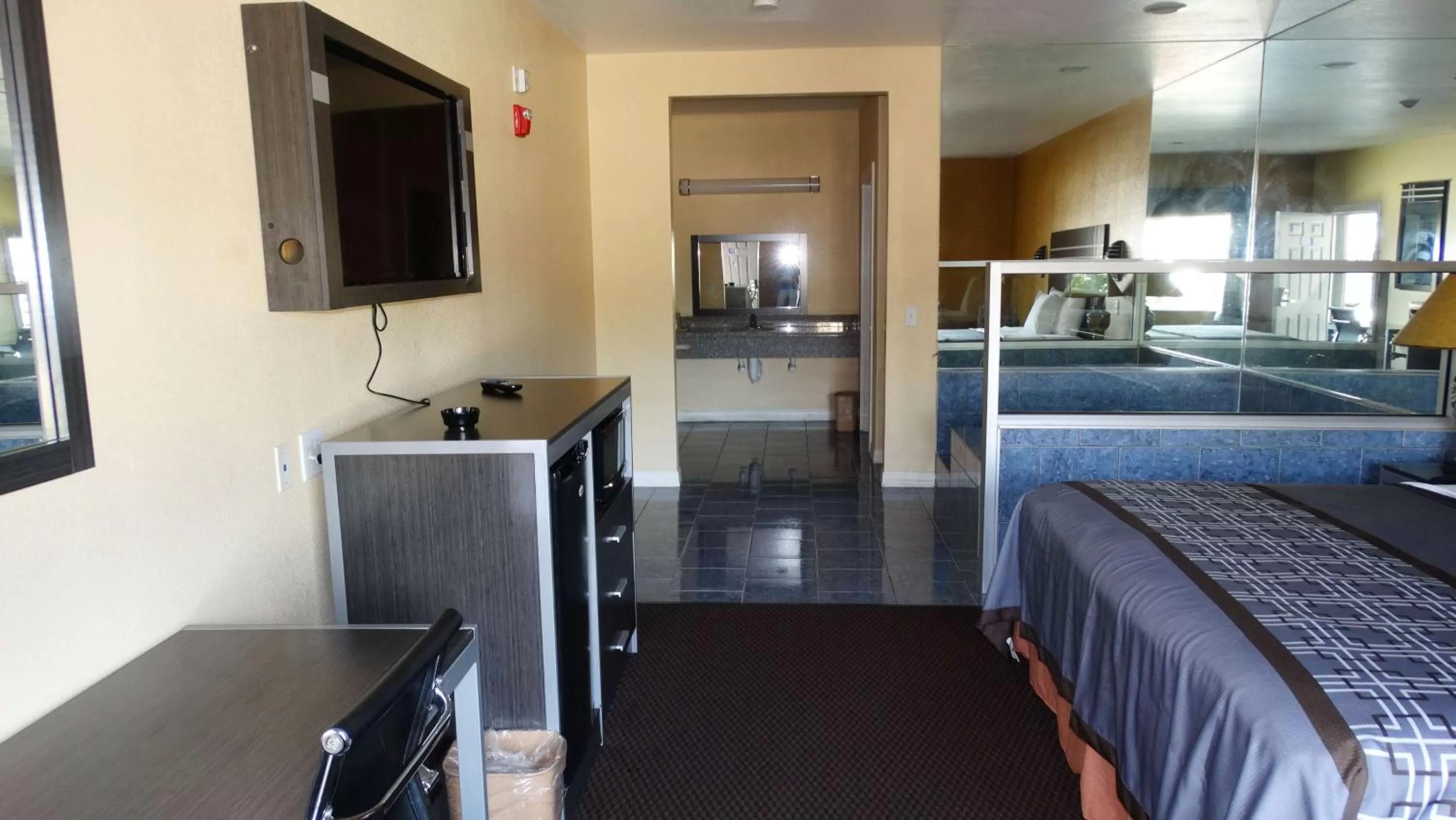 Bed in Motel 6 Houston, TX – Willowbrook Mall