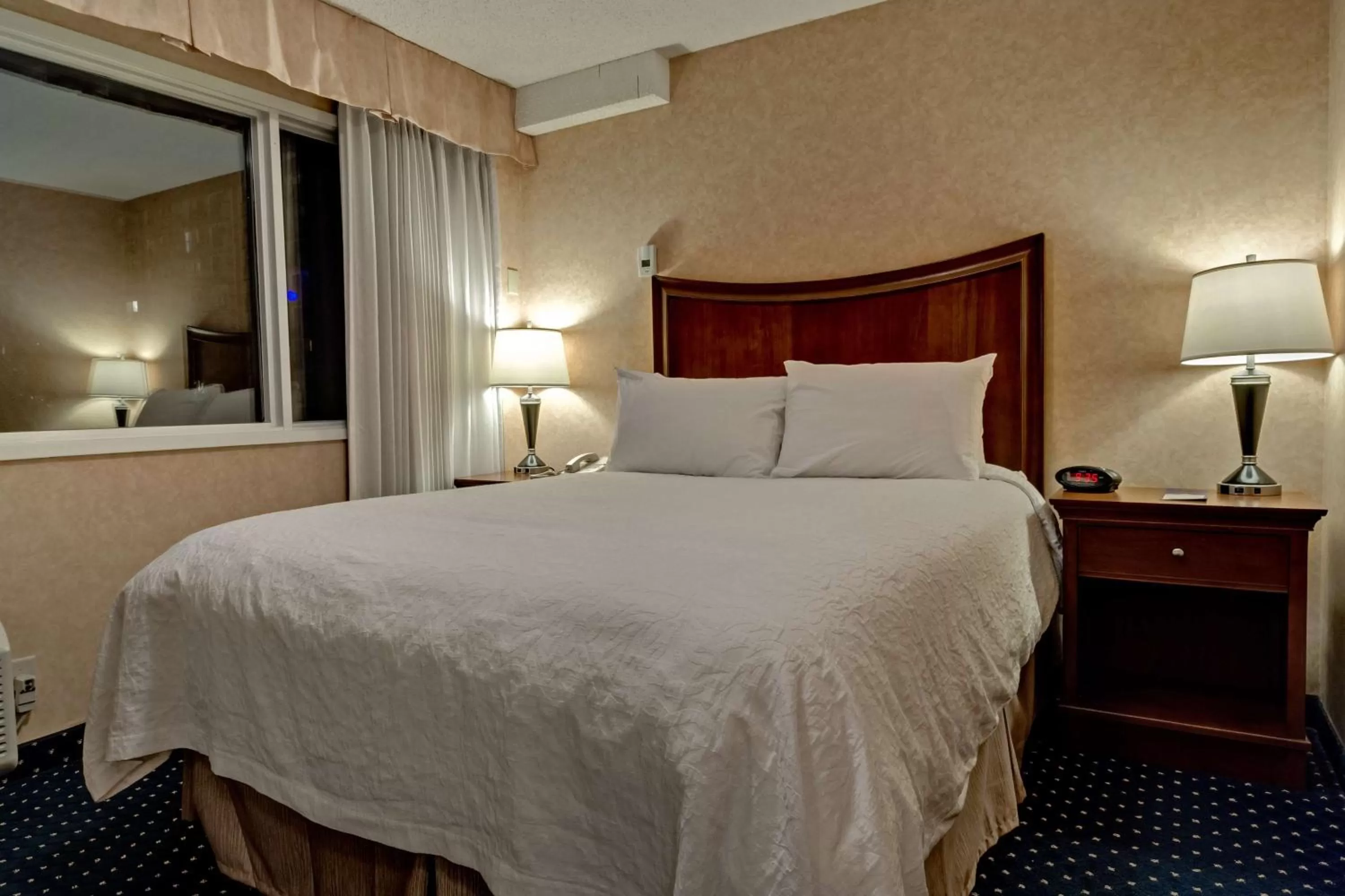 Queen Room - Mobility Accessible in Best Western Plus Suites Downtown Calgary