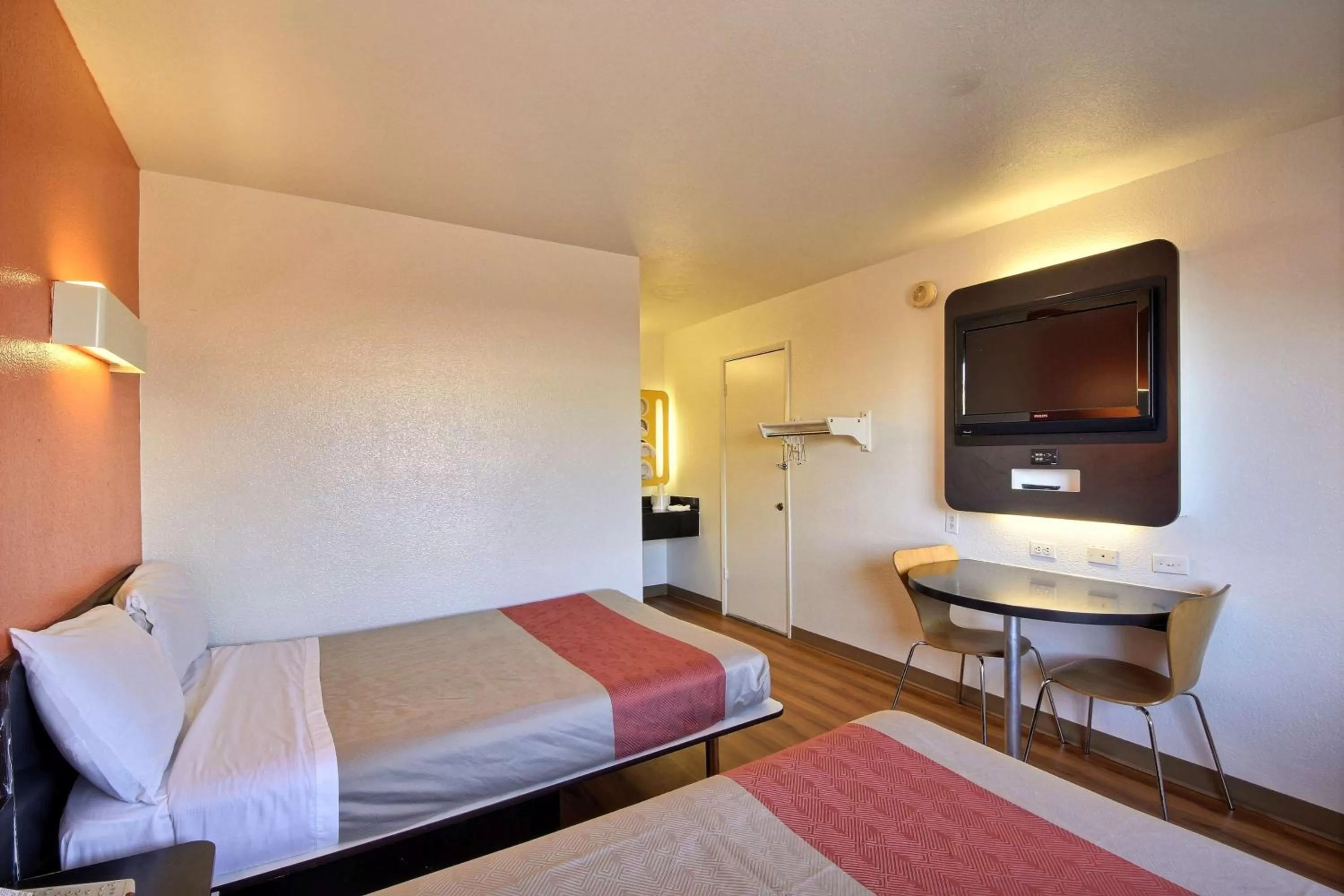 TV and multimedia, Bed in Motel 6-Laredo, TX - South