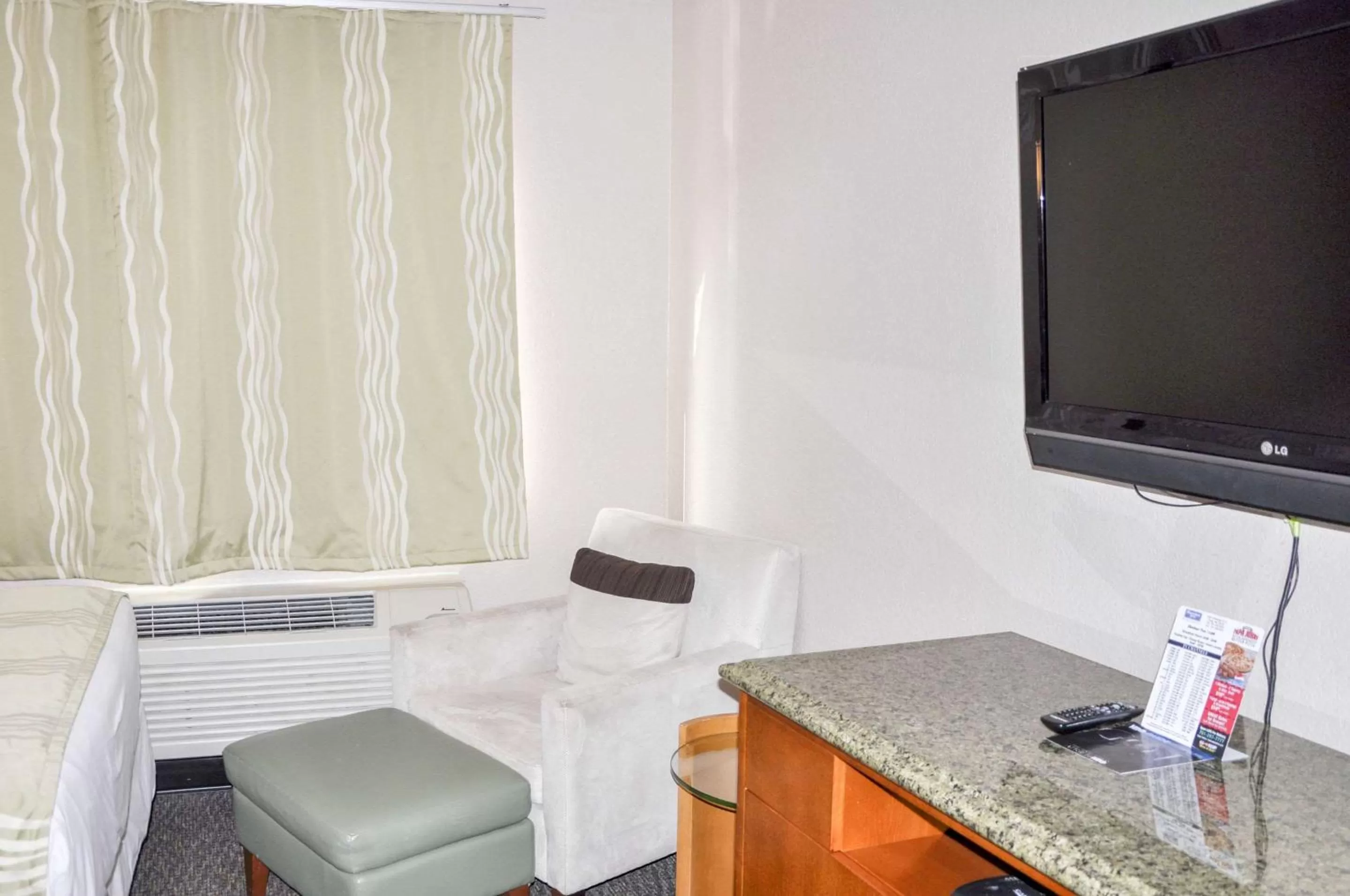 Photo of the whole room in Rodeway Inn