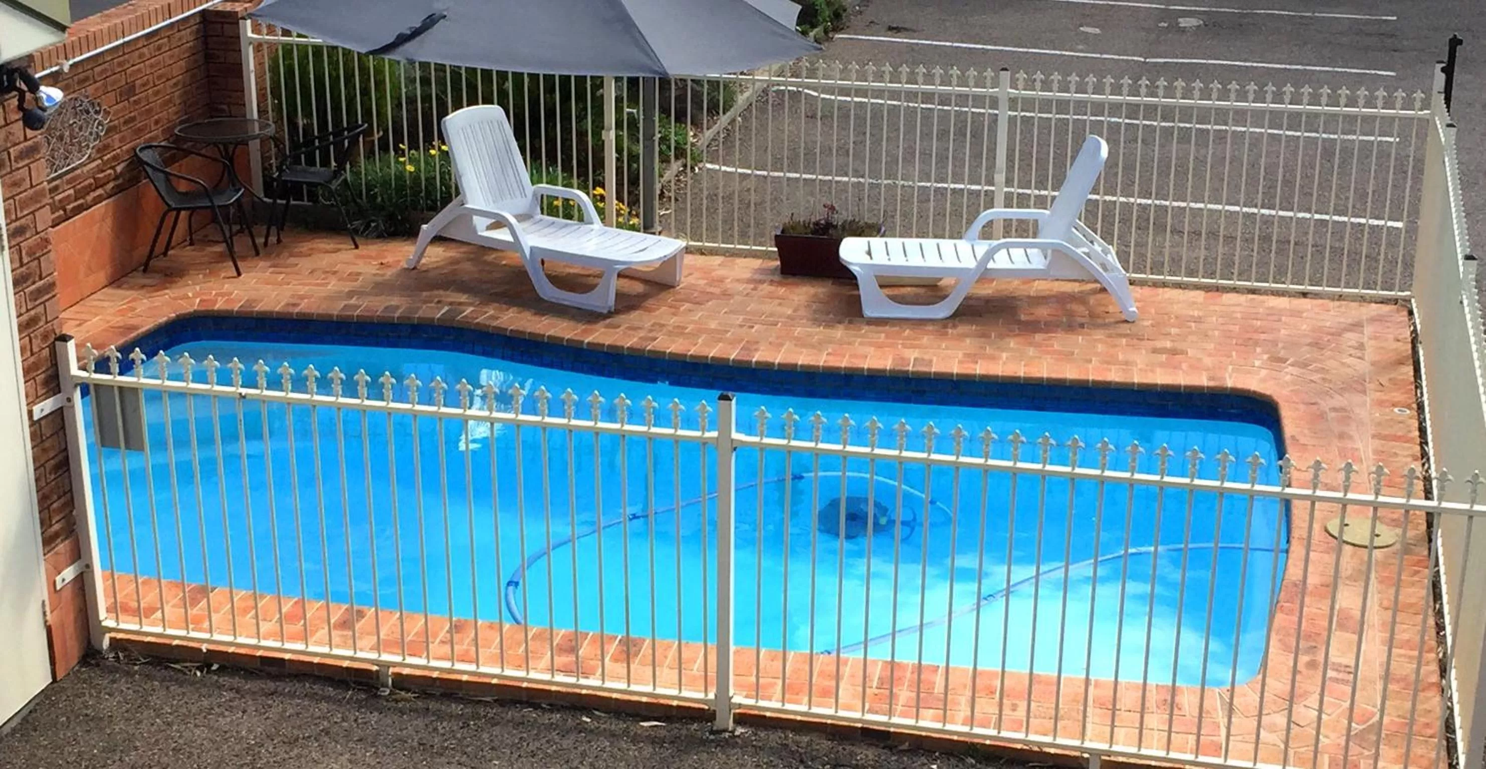 Swimming pool in Golf Links Motel