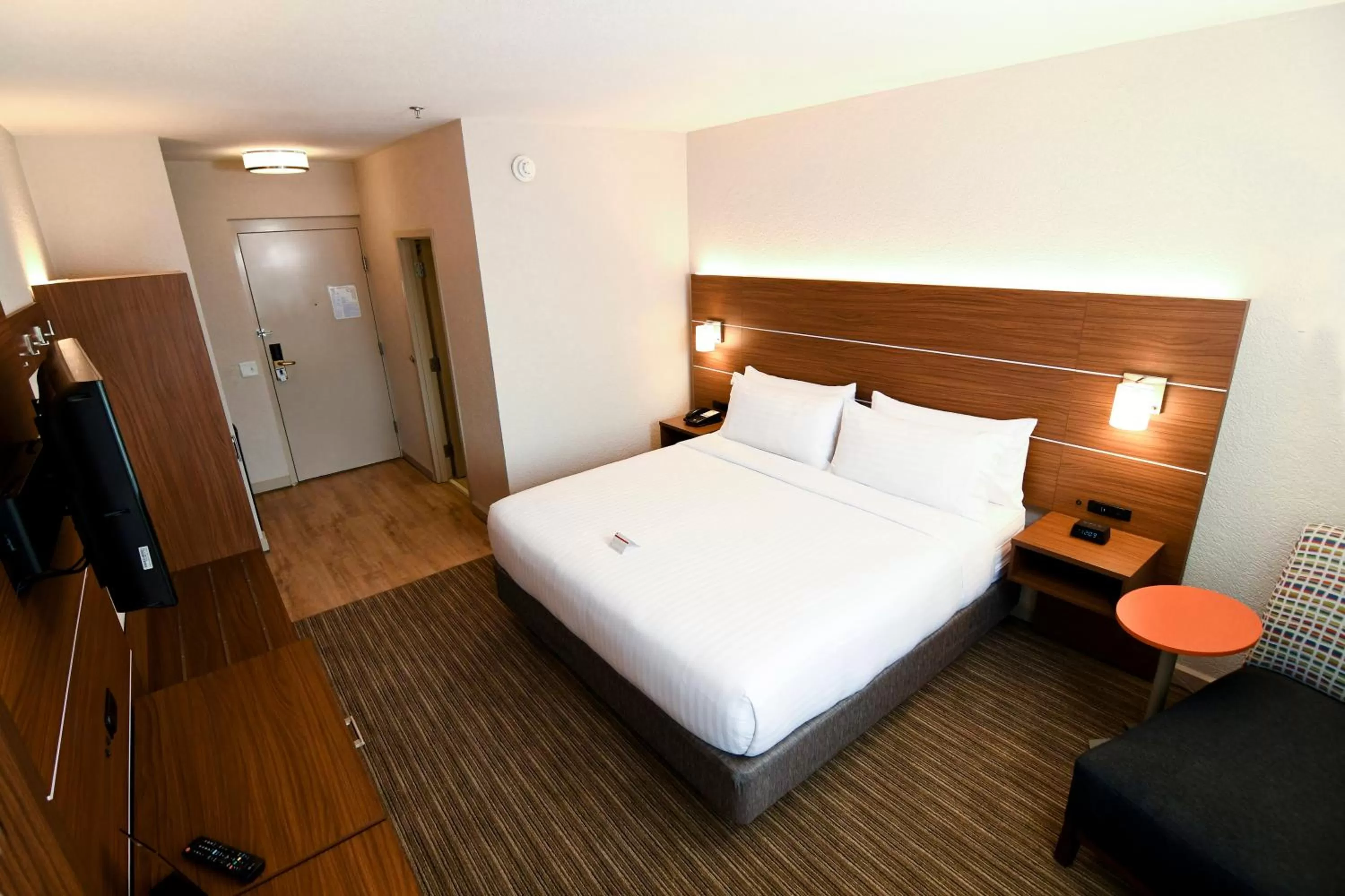 Photo of the whole room, Bed in Holiday Inn Express Hotel & Suites Port Clinton-Catawba Island by IHG